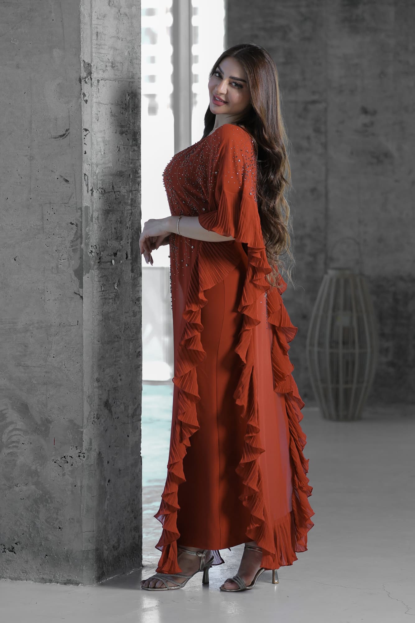 فستان بجوانب كشكش كسرات مزين بالخرز