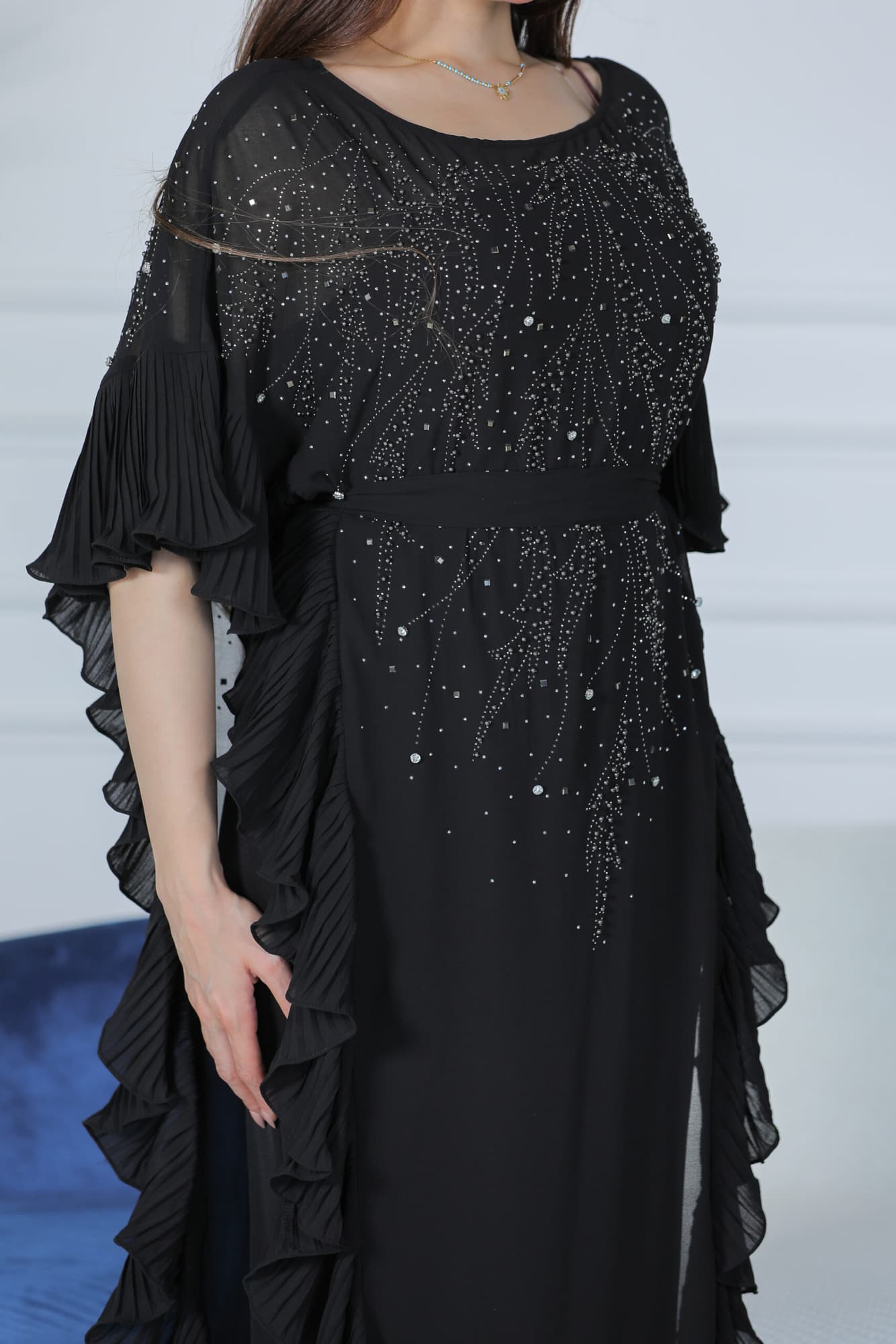 فستان بجوانب كشكش كسرات مزين بالخرز اسود