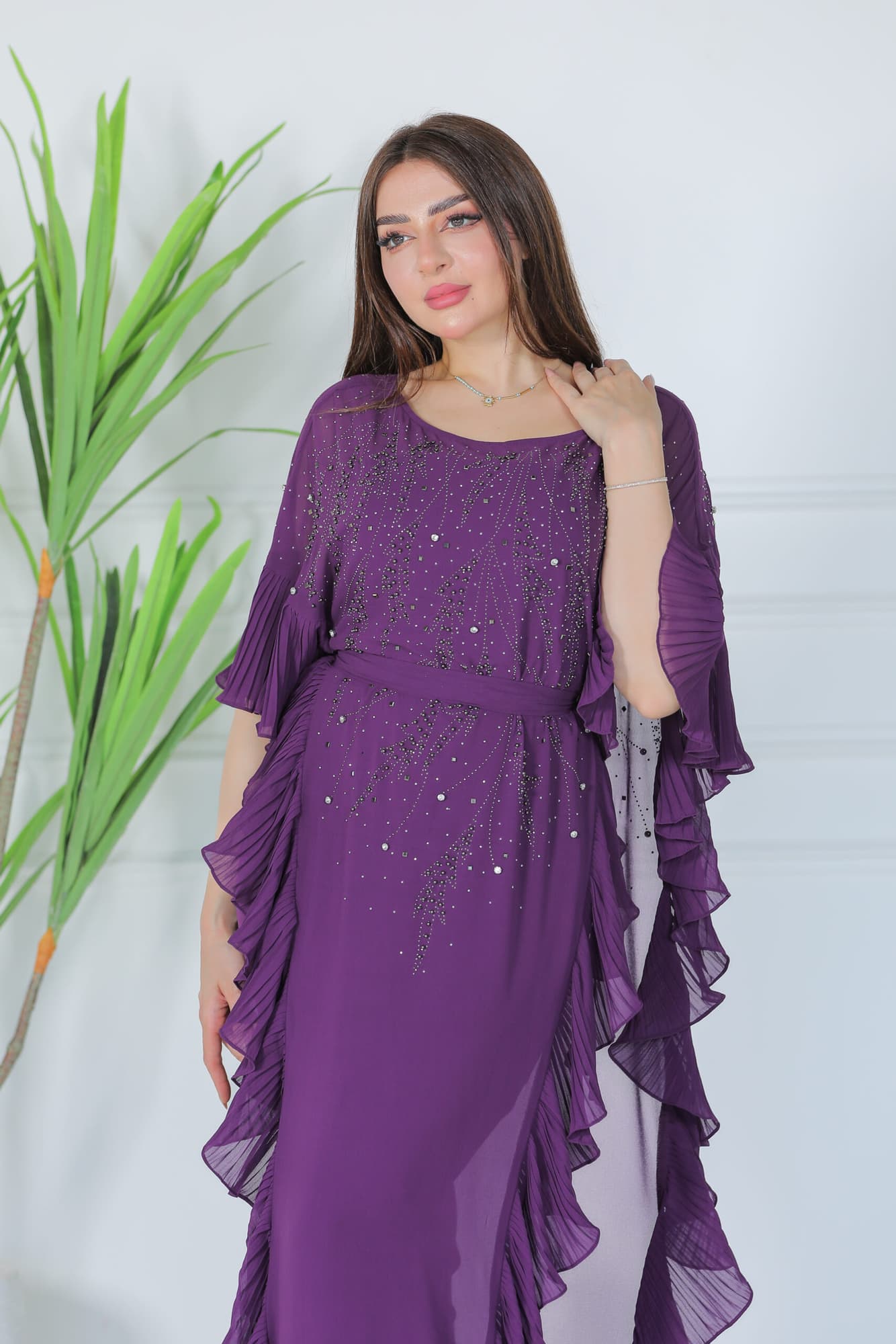 فستان بجوانب كشكش كسرات مزين بالخرز