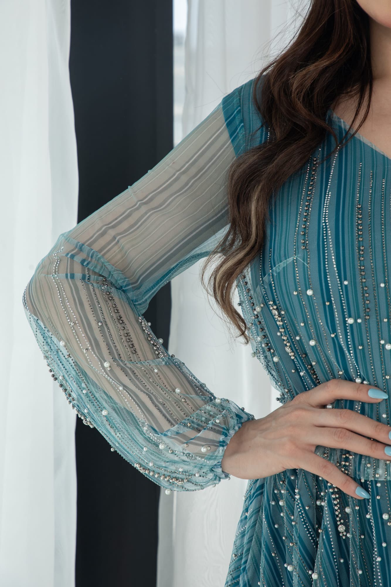 فستان طويل بطبقتين انيقه واكمام شفافة تركواز