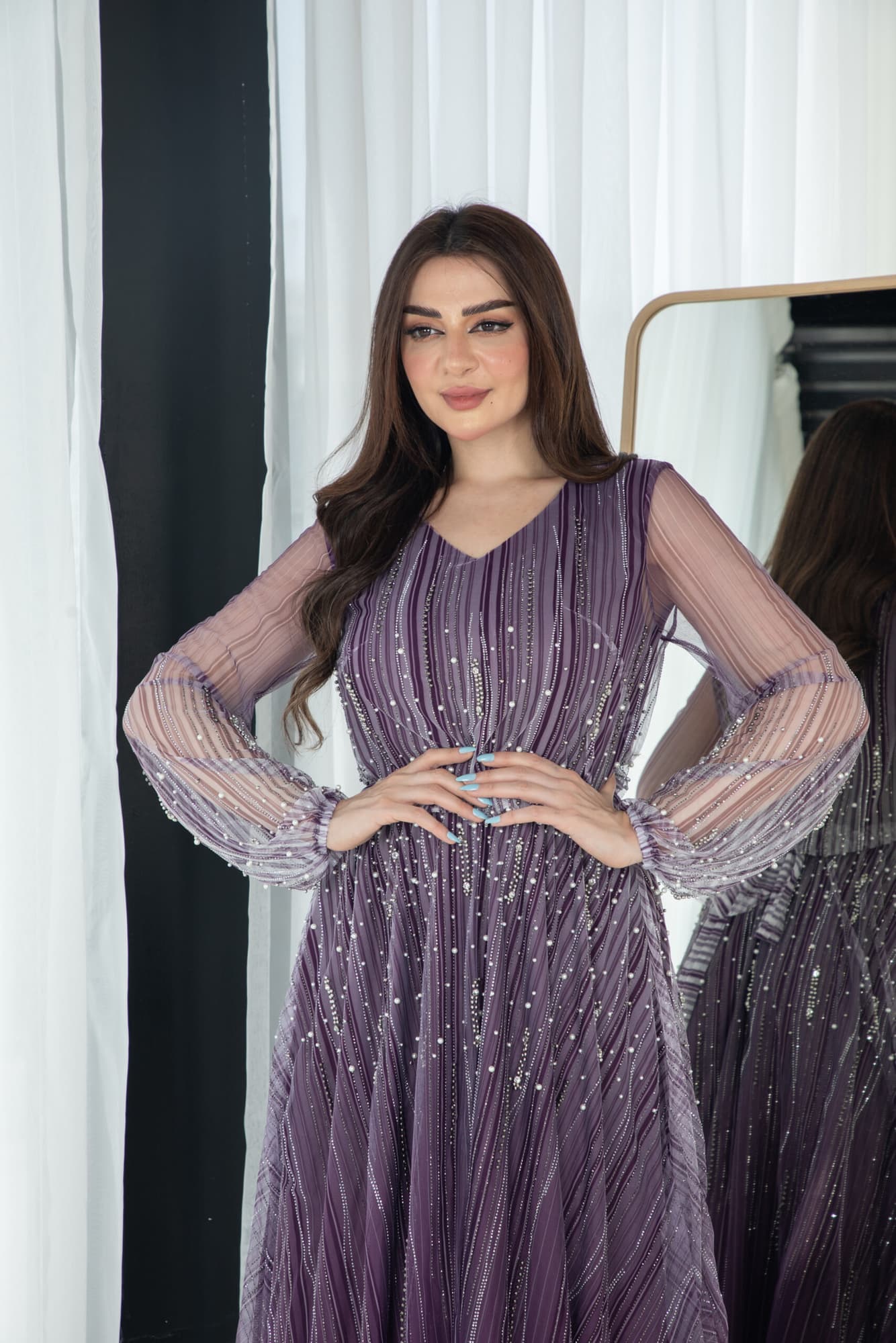 فستان طويل بطبقتين انيقه واكمام شفافة