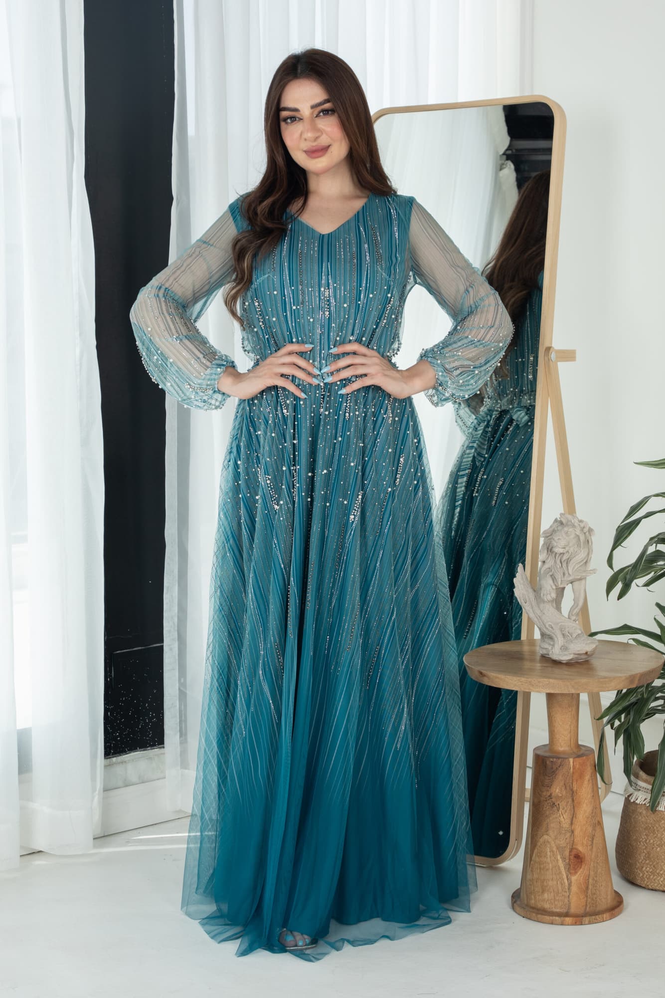 فستان طويل بطبقتين انيقه واكمام شفافة