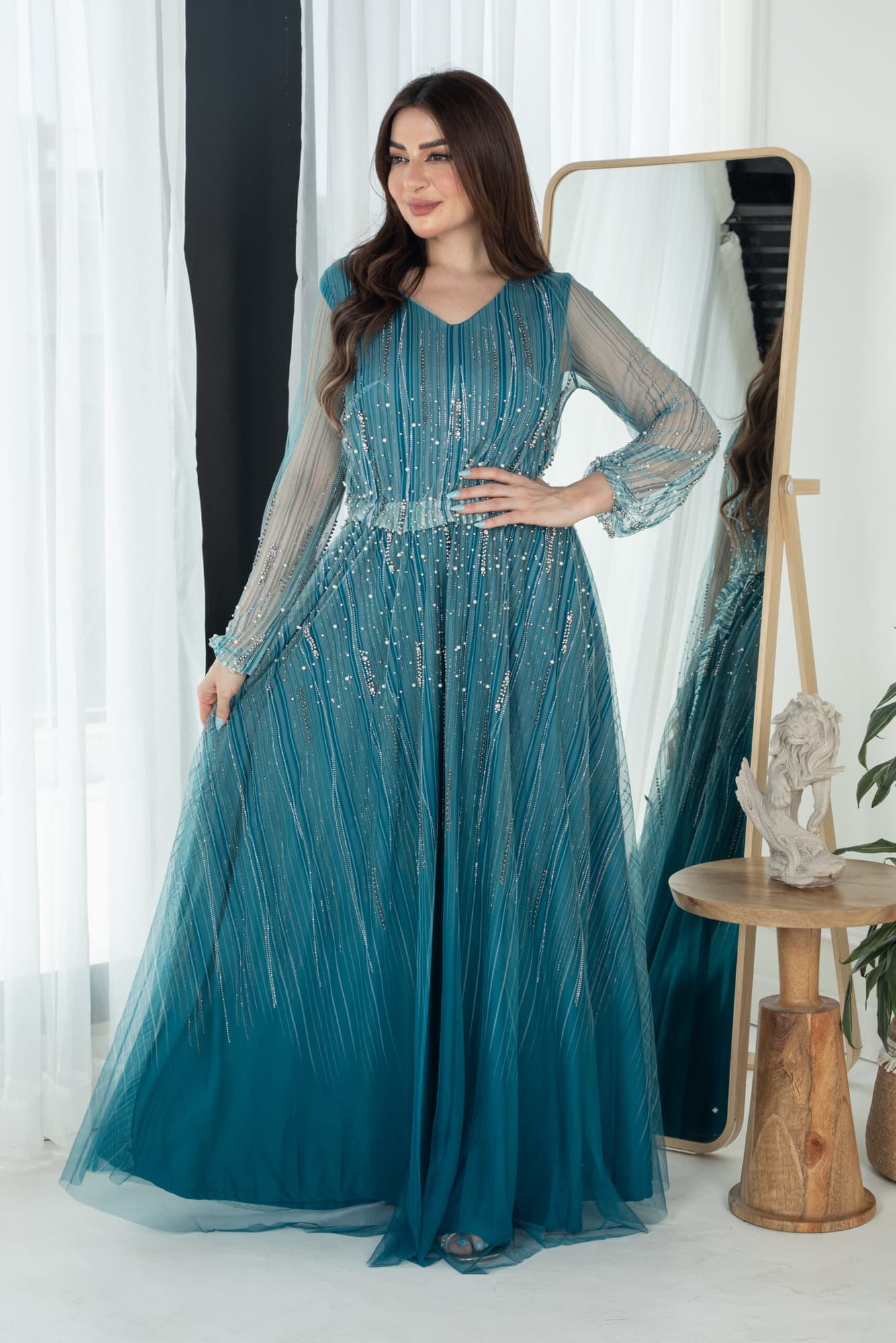 فستان طويل بطبقتين انيقه واكمام شفافة