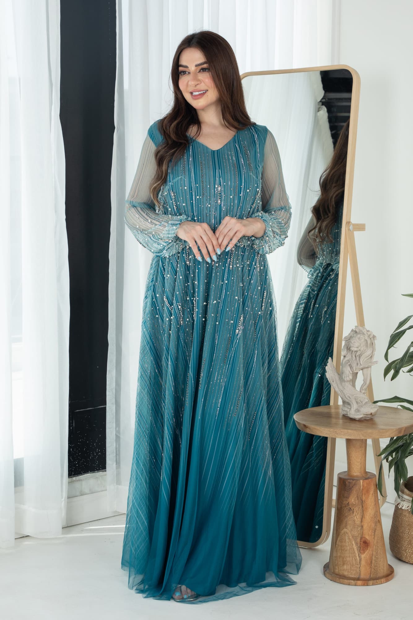 فستان طويل بطبقتين انيقه واكمام شفافة