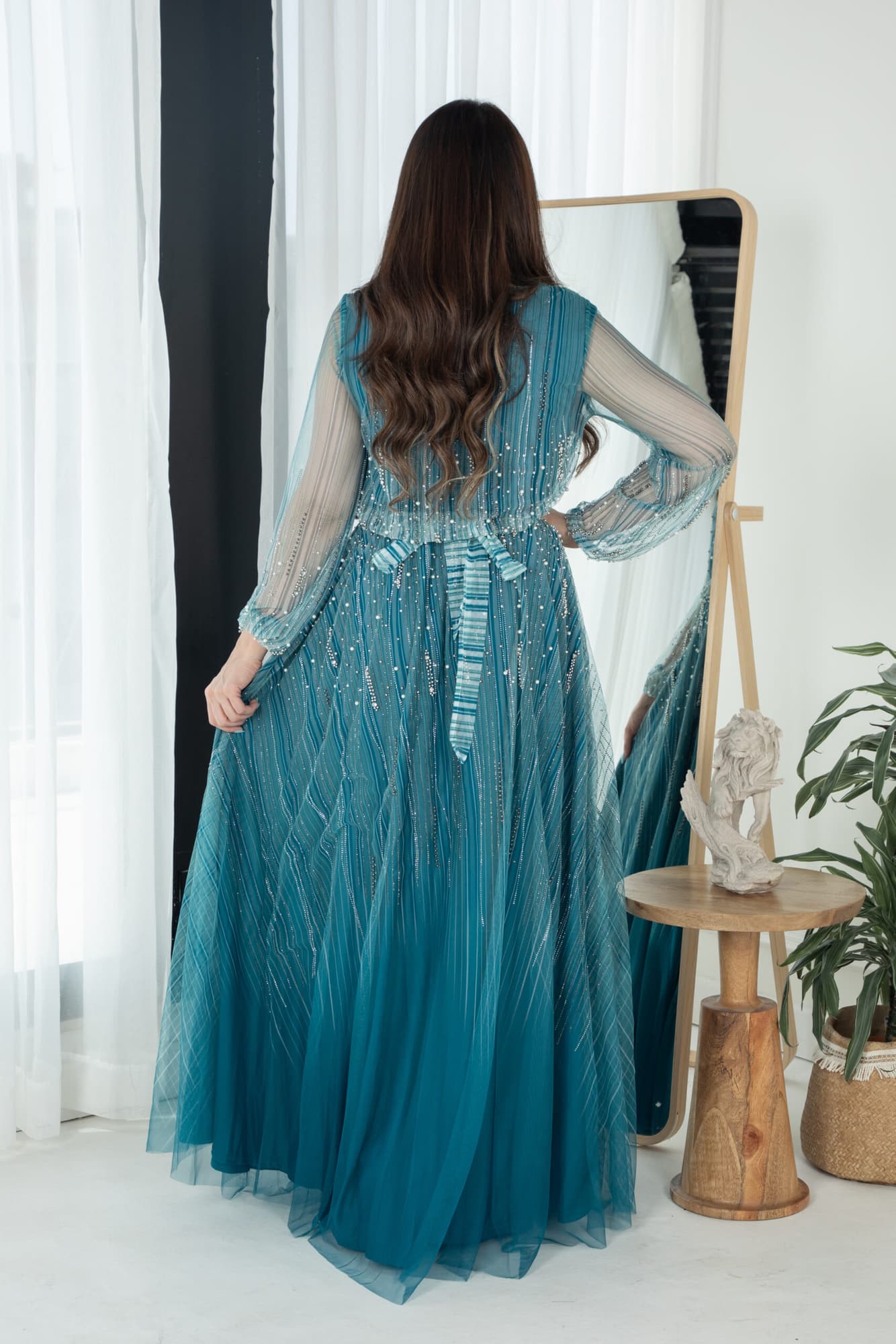 فستان طويل بطبقتين انيقه واكمام شفافة