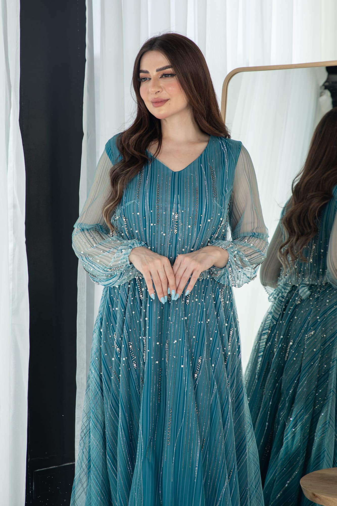 فستان طويل بطبقتين انيقه واكمام شفافة