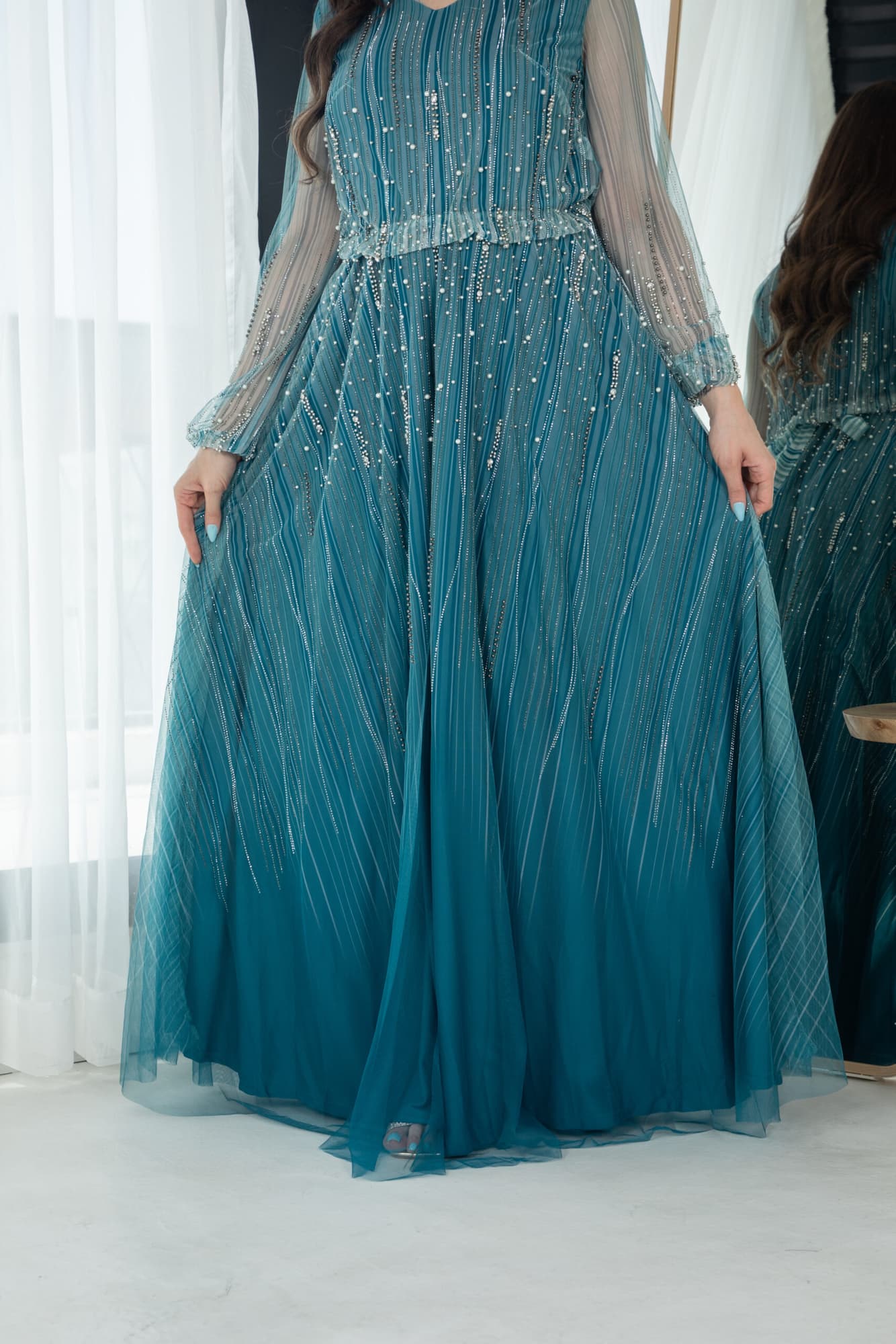 فستان طويل بطبقتين انيقه واكمام شفافة