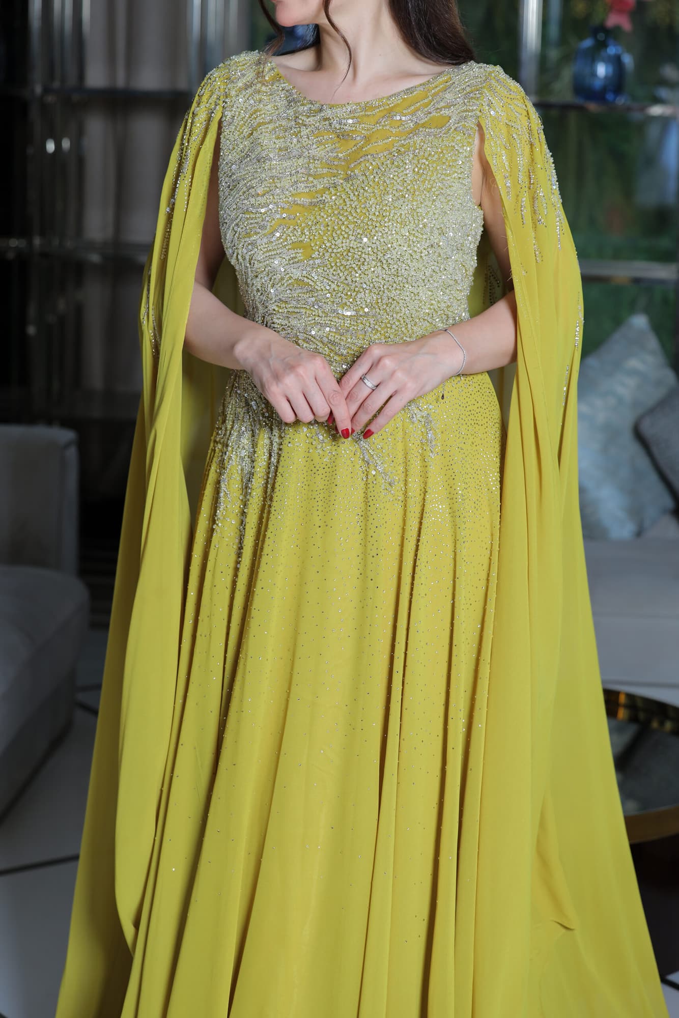 فستان سهرة من خامة الشيفون بتطريز ناعم واكمام الكيب كموني