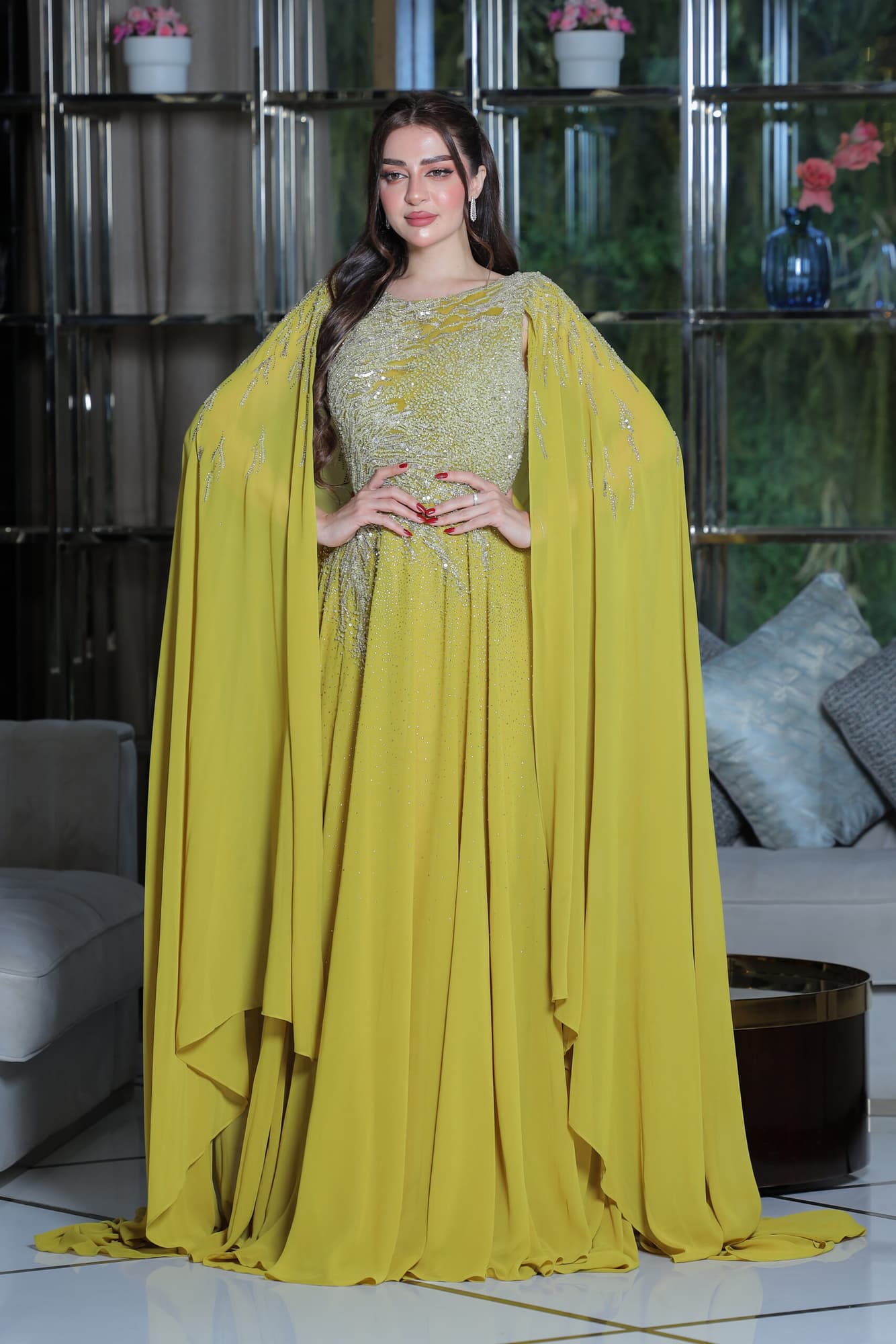 فستان سهرة من خامة الشيفون بتطريز ناعم واكمام الكيب