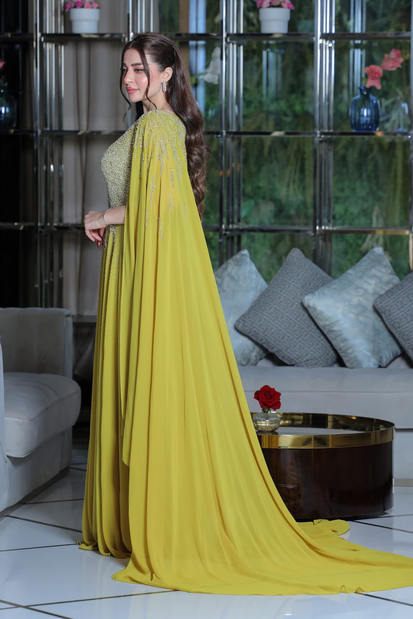 فستان سهرة من خامة الشيفون بتطريز ناعم واكمام الكيب