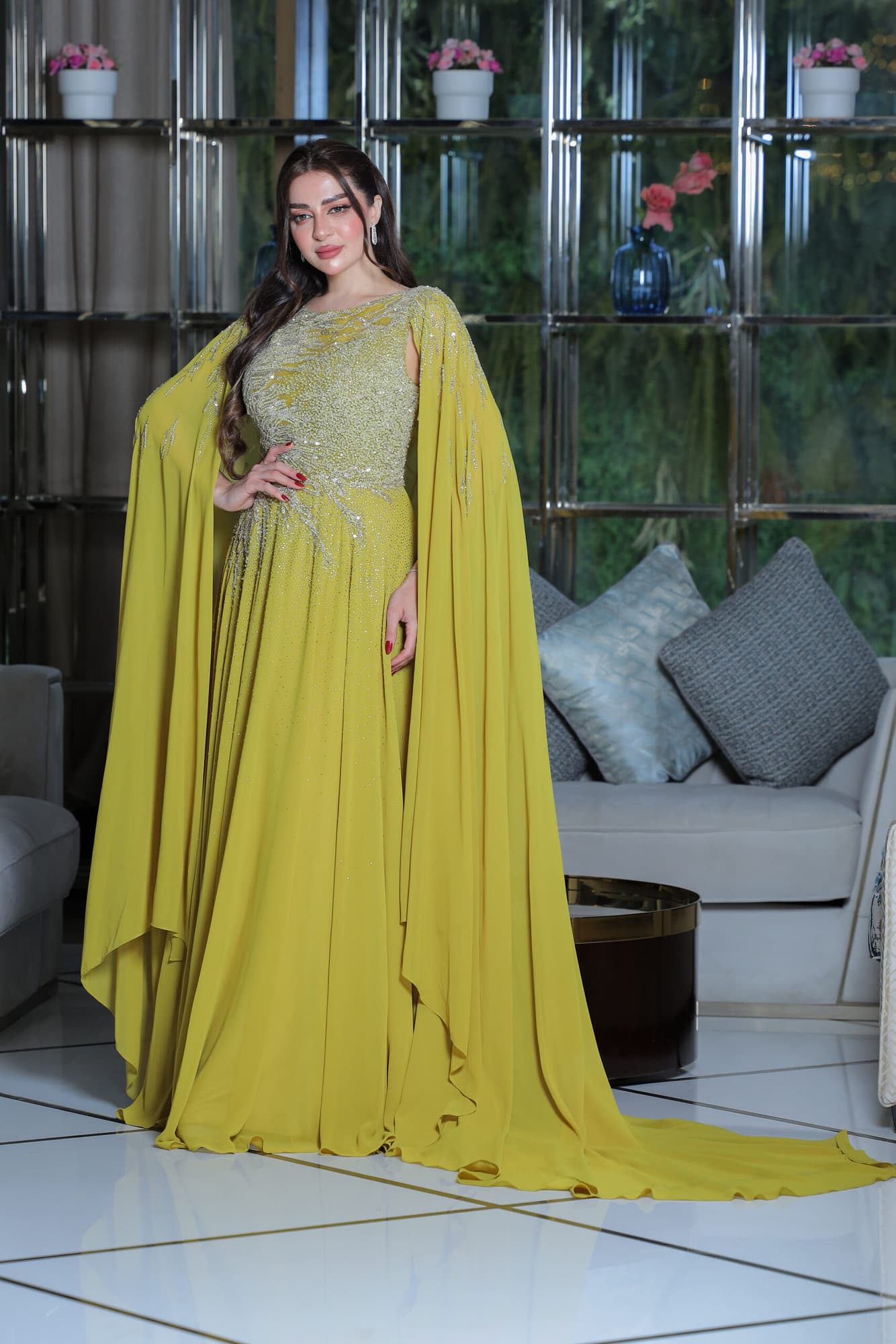 فستان سهرة من خامة الشيفون بتطريز ناعم واكمام الكيب