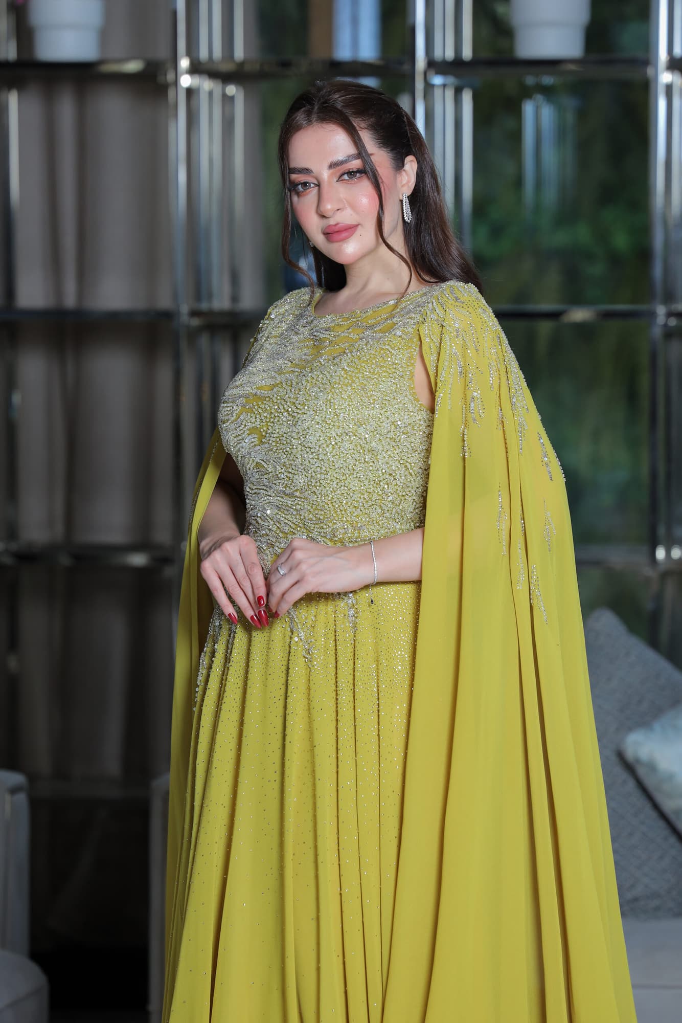 فستان سهرة من خامة الشيفون بتطريز ناعم واكمام الكيب