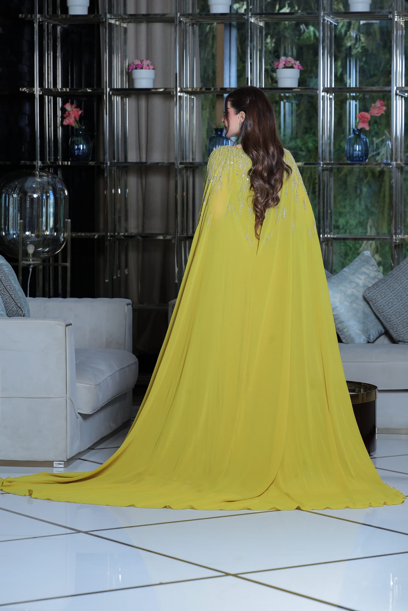 فستان سهرة من خامة الشيفون بتطريز ناعم واكمام الكيب