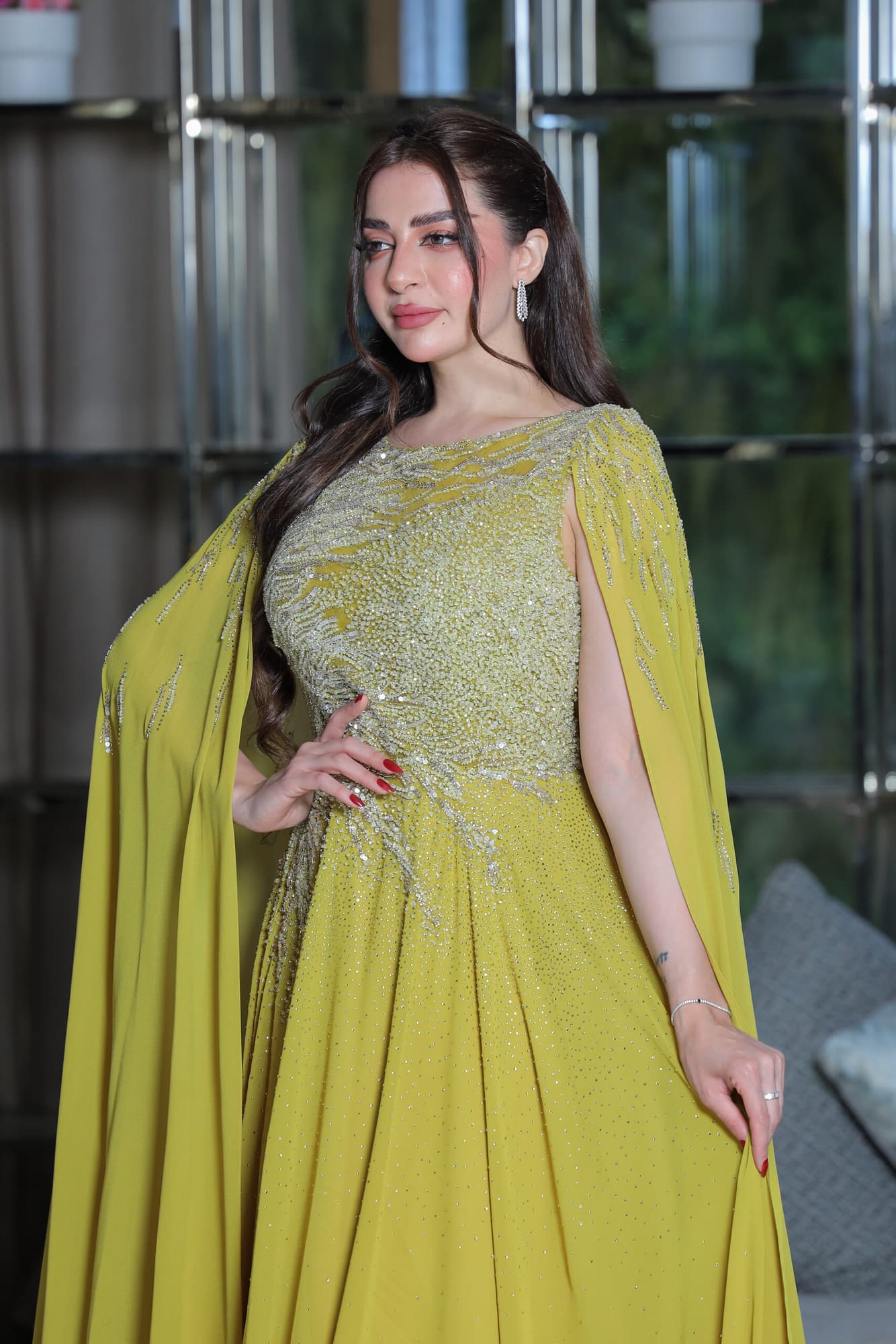 فستان سهرة من خامة الشيفون بتطريز ناعم واكمام الكيب