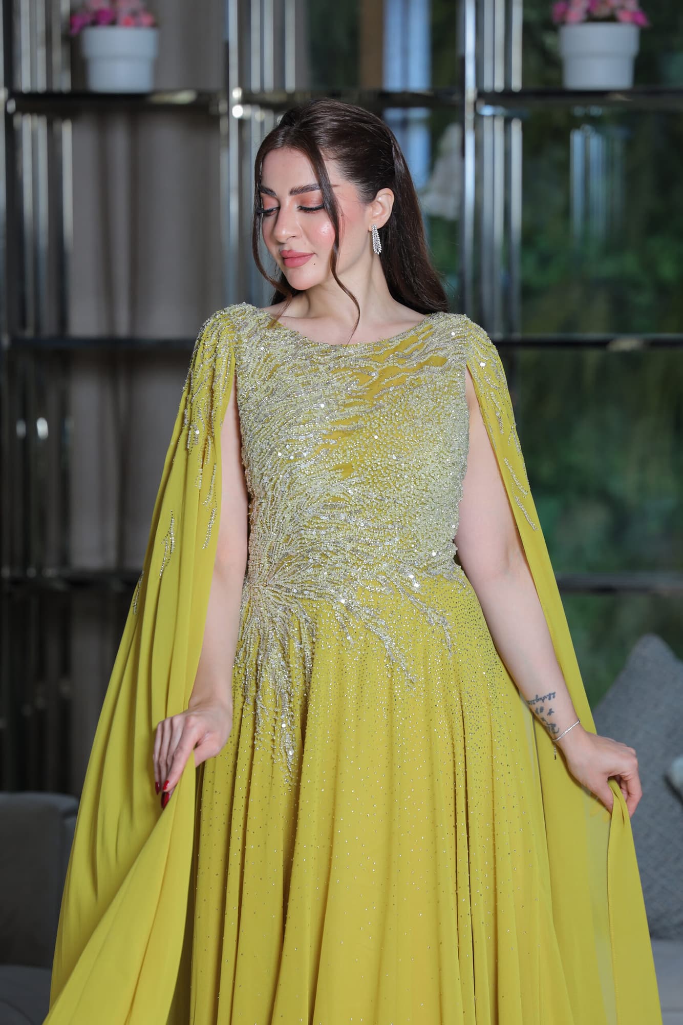 فستان سهرة من خامة الشيفون بتطريز ناعم واكمام الكيب