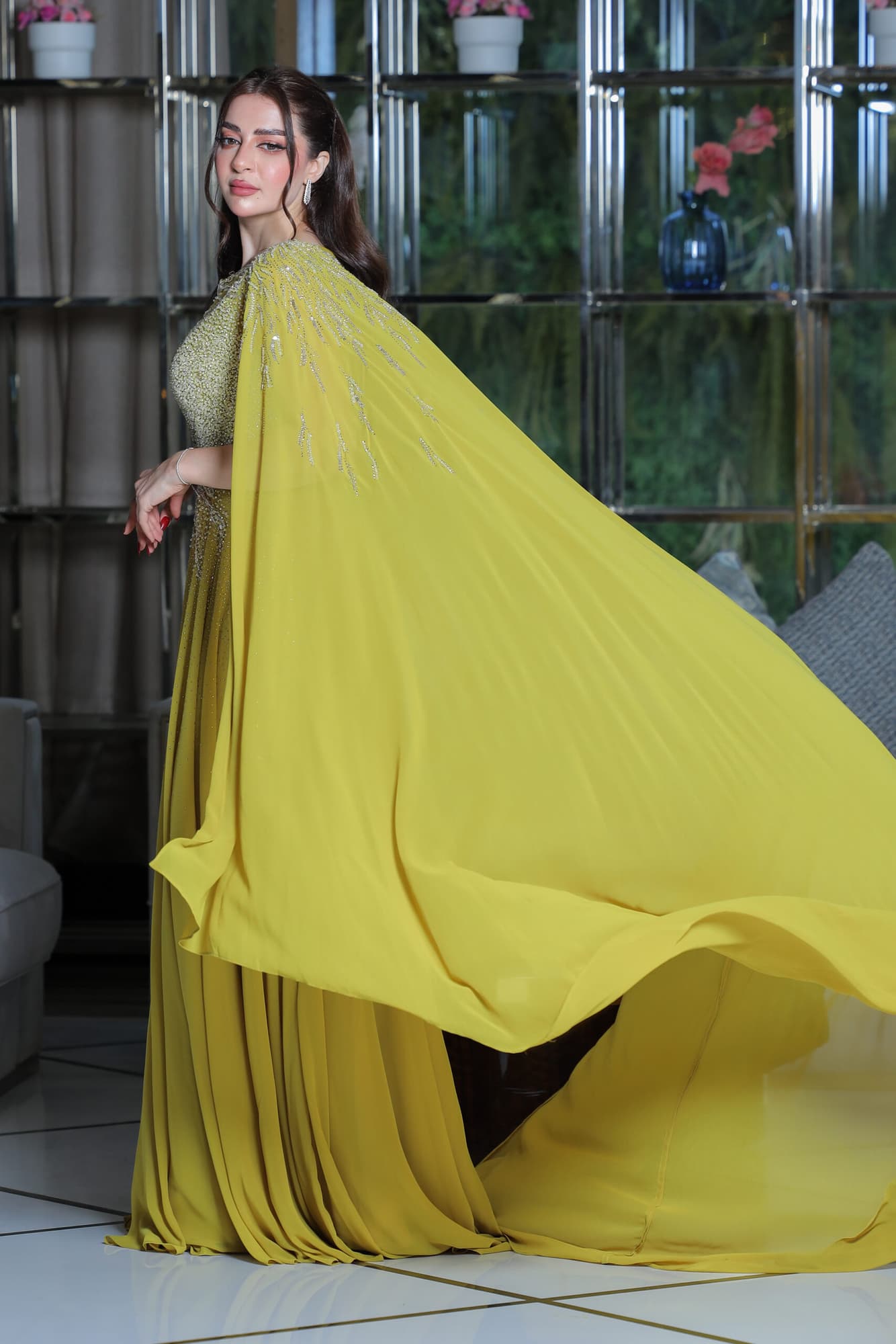 فستان سهرة من خامة الشيفون بتطريز ناعم واكمام الكيب