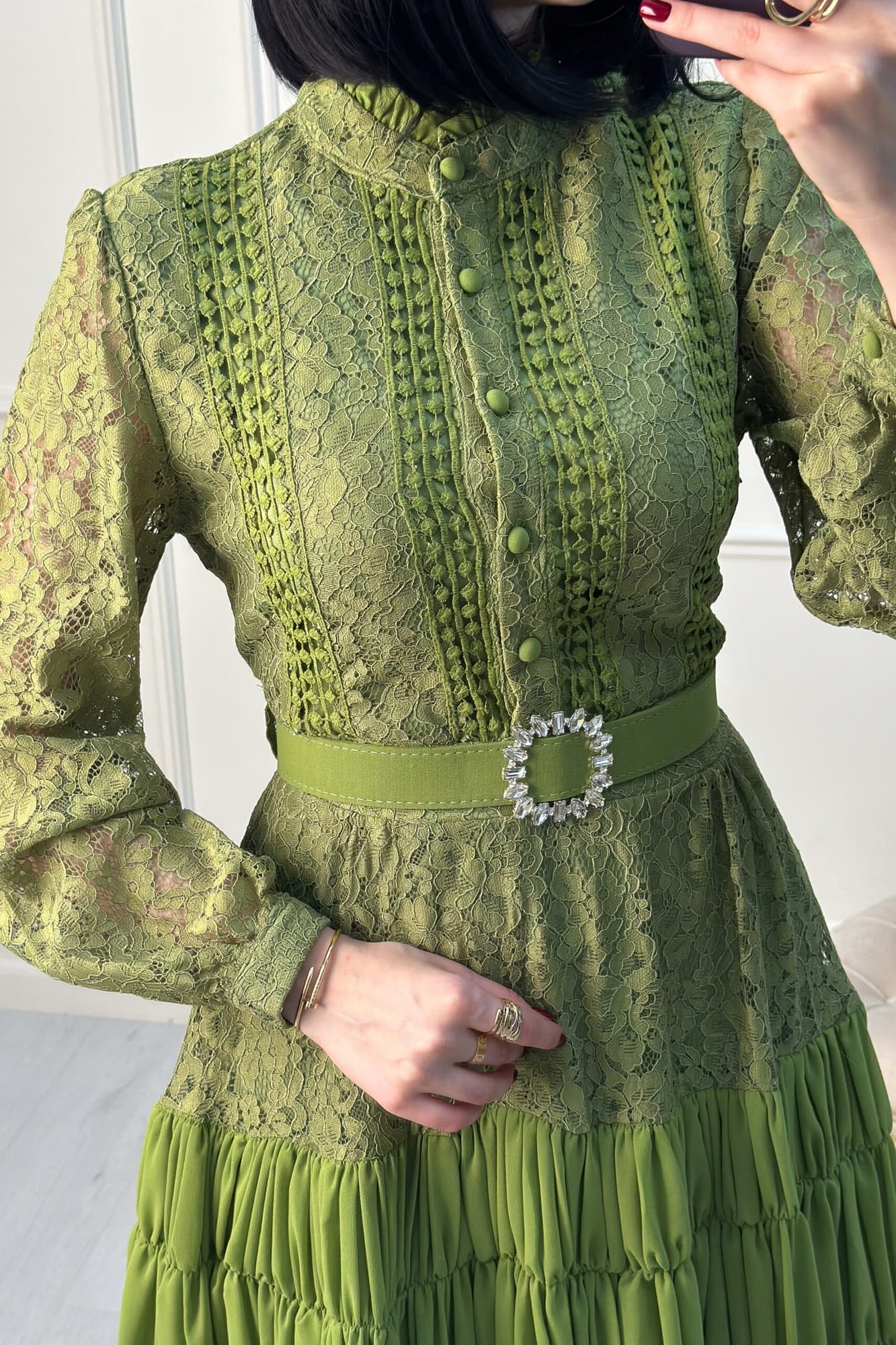 فستان ميدي أنيق بياقة عالية من خامة الدانتيل عشبي