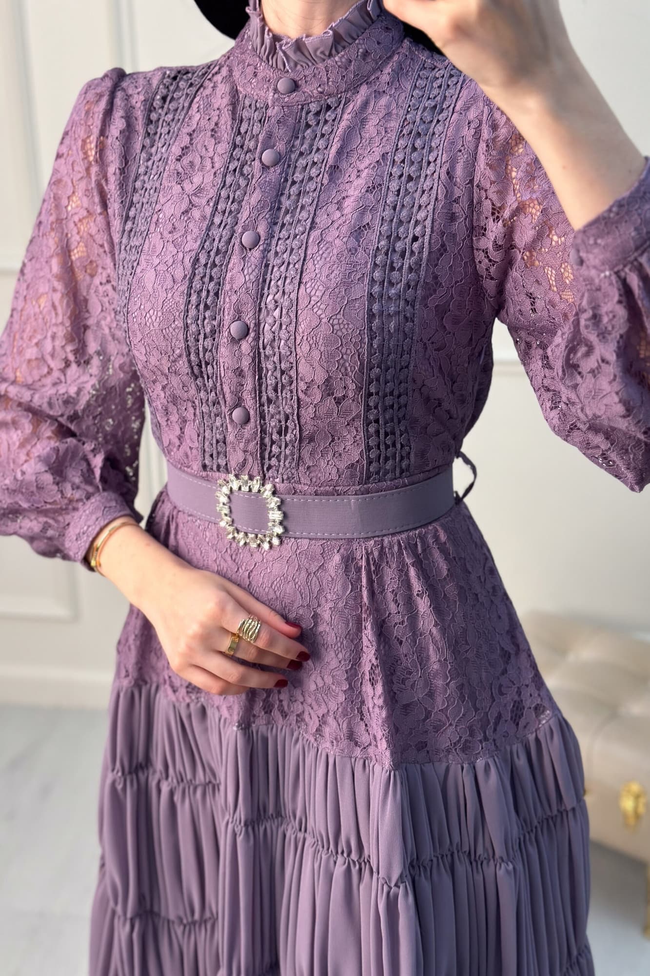 فستان ميدي أنيق بياقة عالية من خامة الدانتيل موف