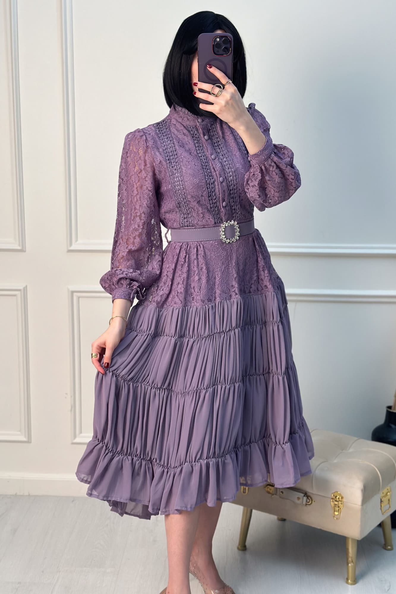 فستان ميدي أنيق بياقة عالية من خامة الدانتيل