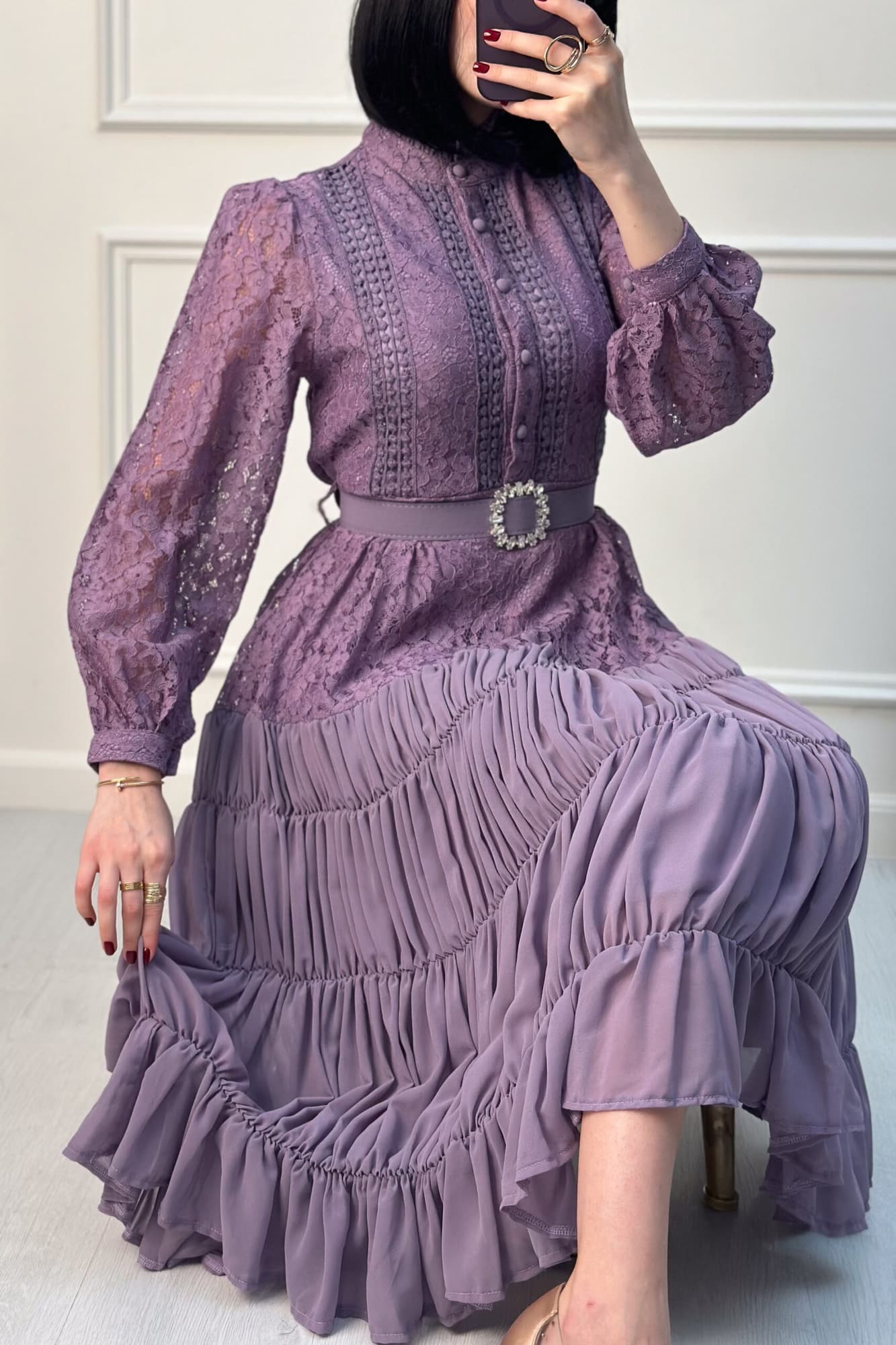 فستان ميدي أنيق بياقة عالية من خامة الدانتيل