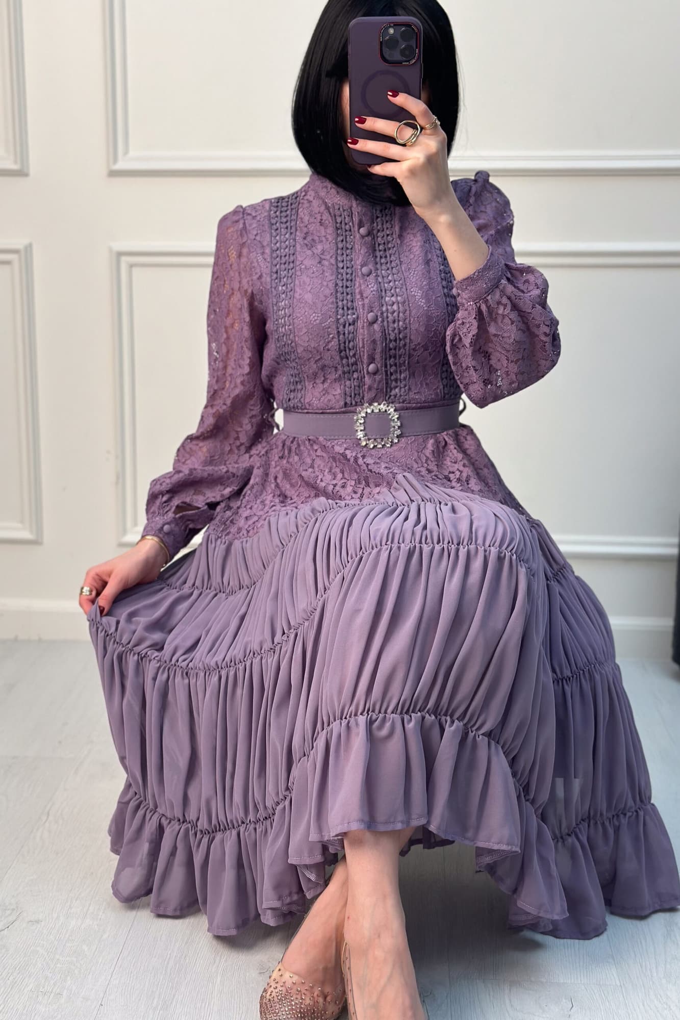 فستان ميدي أنيق بياقة عالية من خامة الدانتيل