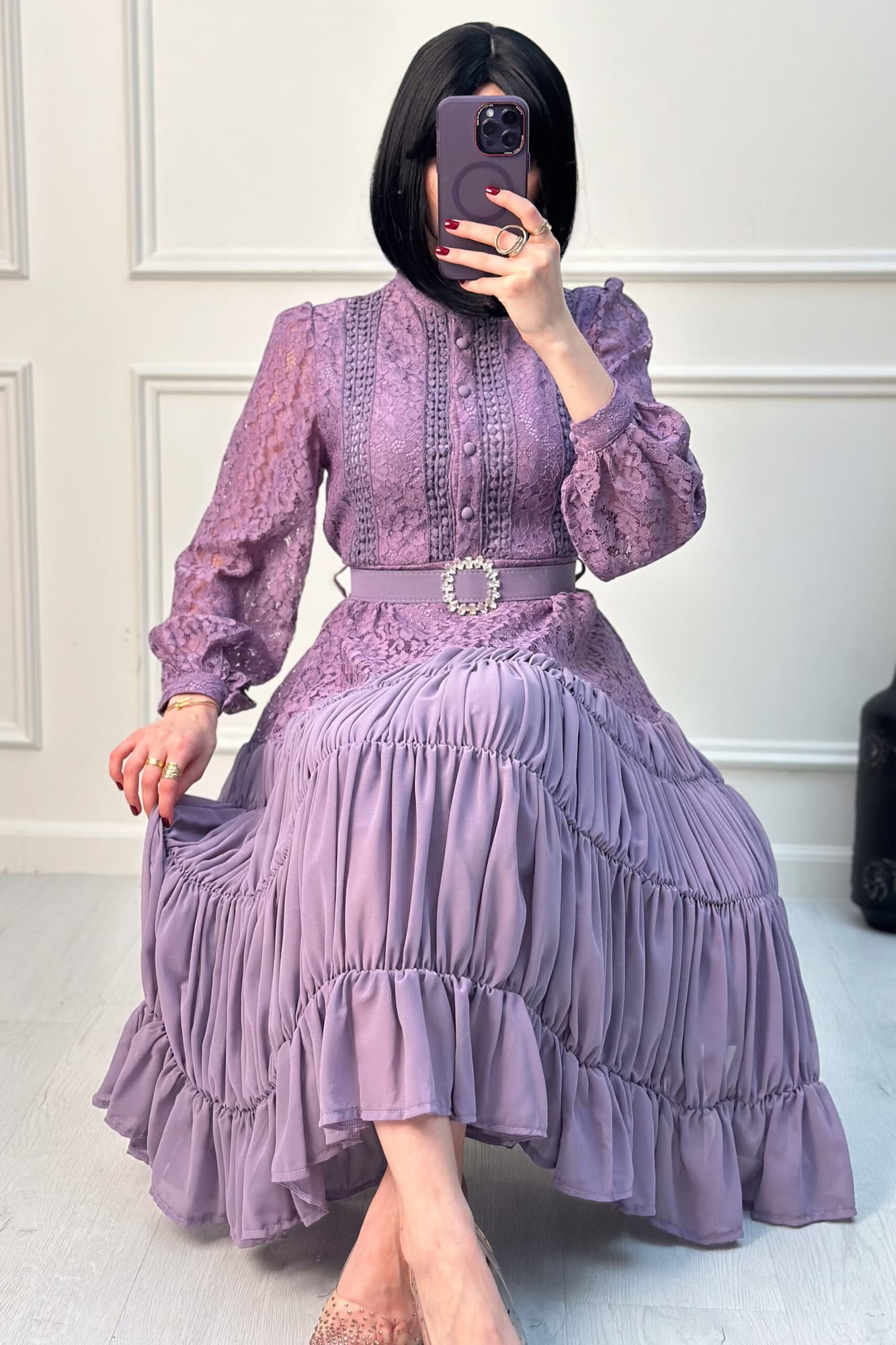 فستان ميدي أنيق بياقة عالية من خامة الدانتيل