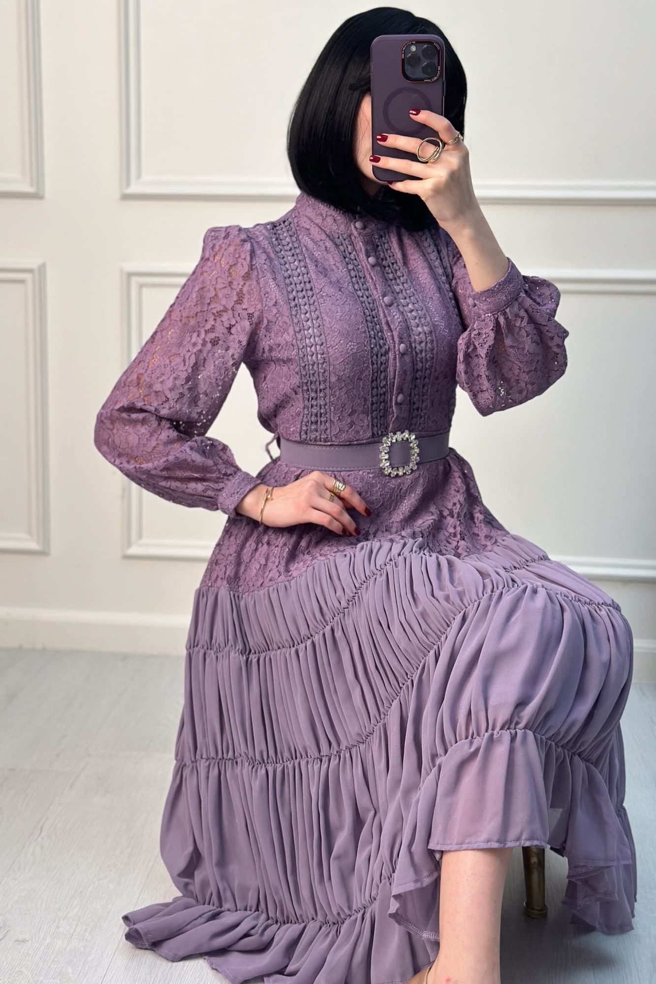 فستان ميدي أنيق بياقة عالية من خامة الدانتيل