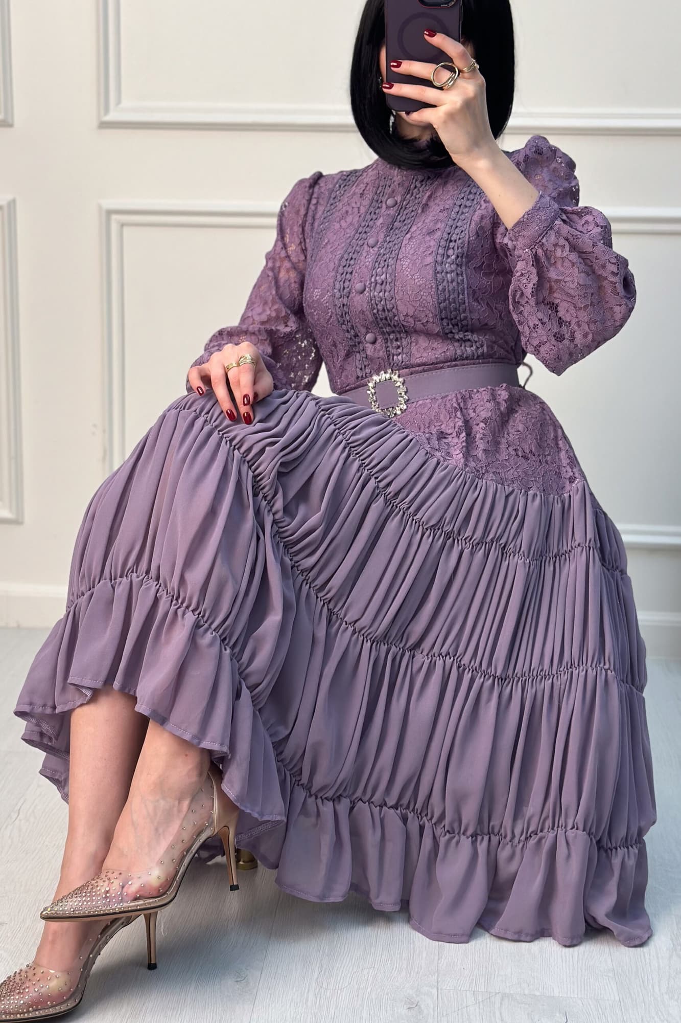 فستان ميدي أنيق بياقة عالية من خامة الدانتيل