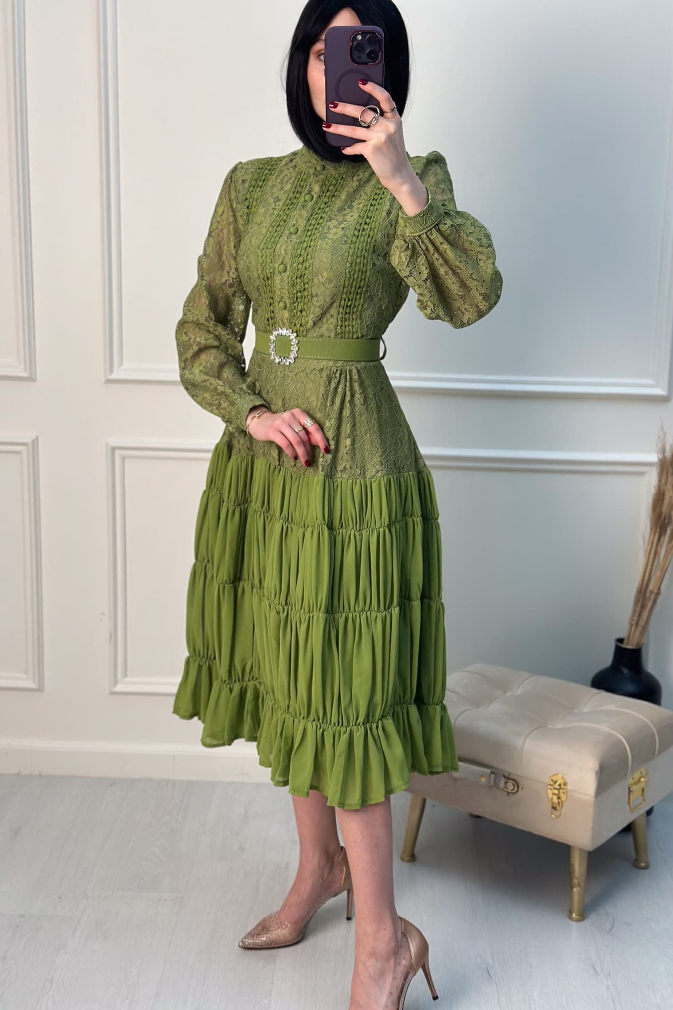 فستان ميدي أنيق بياقة عالية من خامة الدانتيل