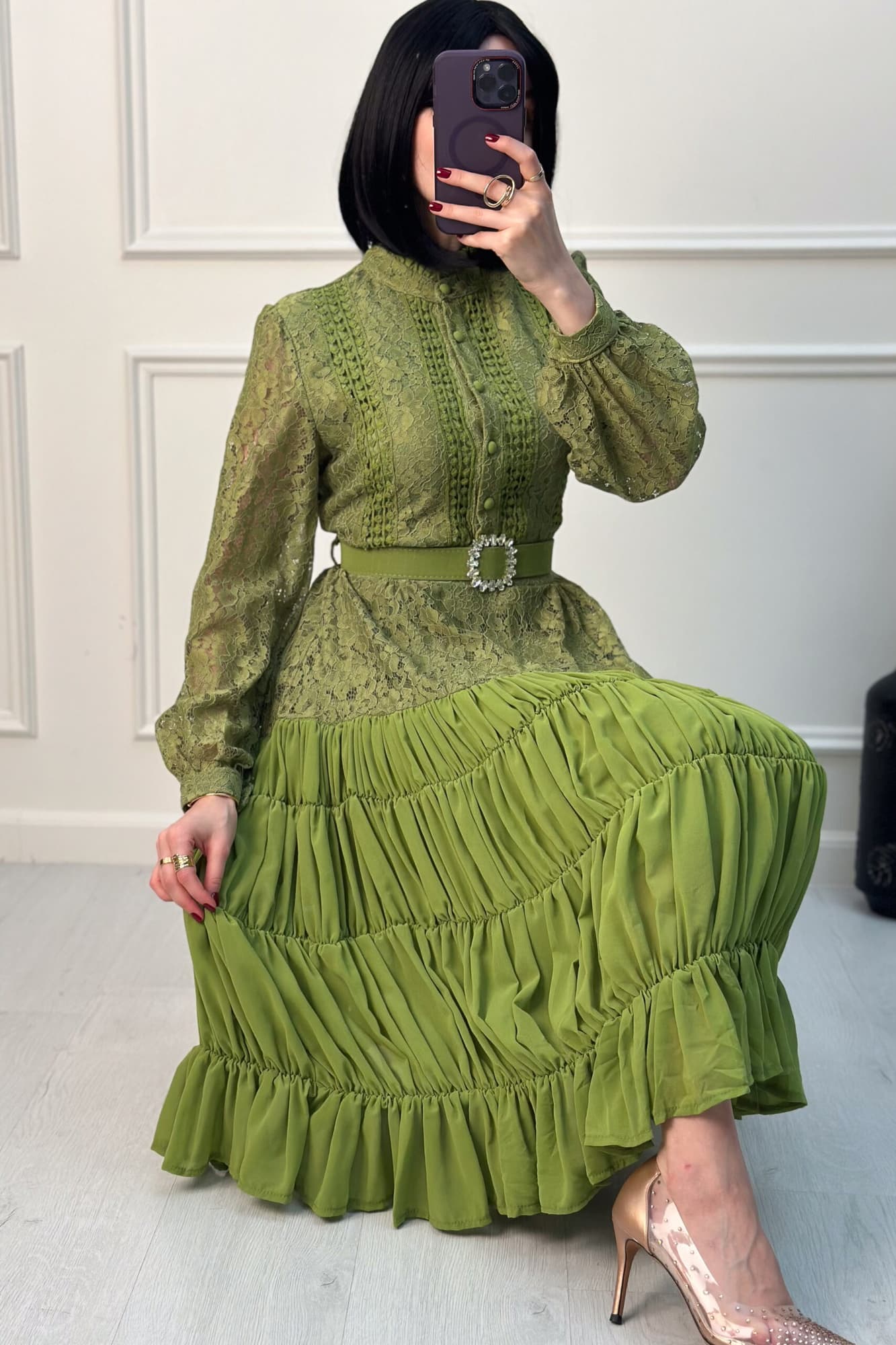 فستان ميدي أنيق بياقة عالية من خامة الدانتيل