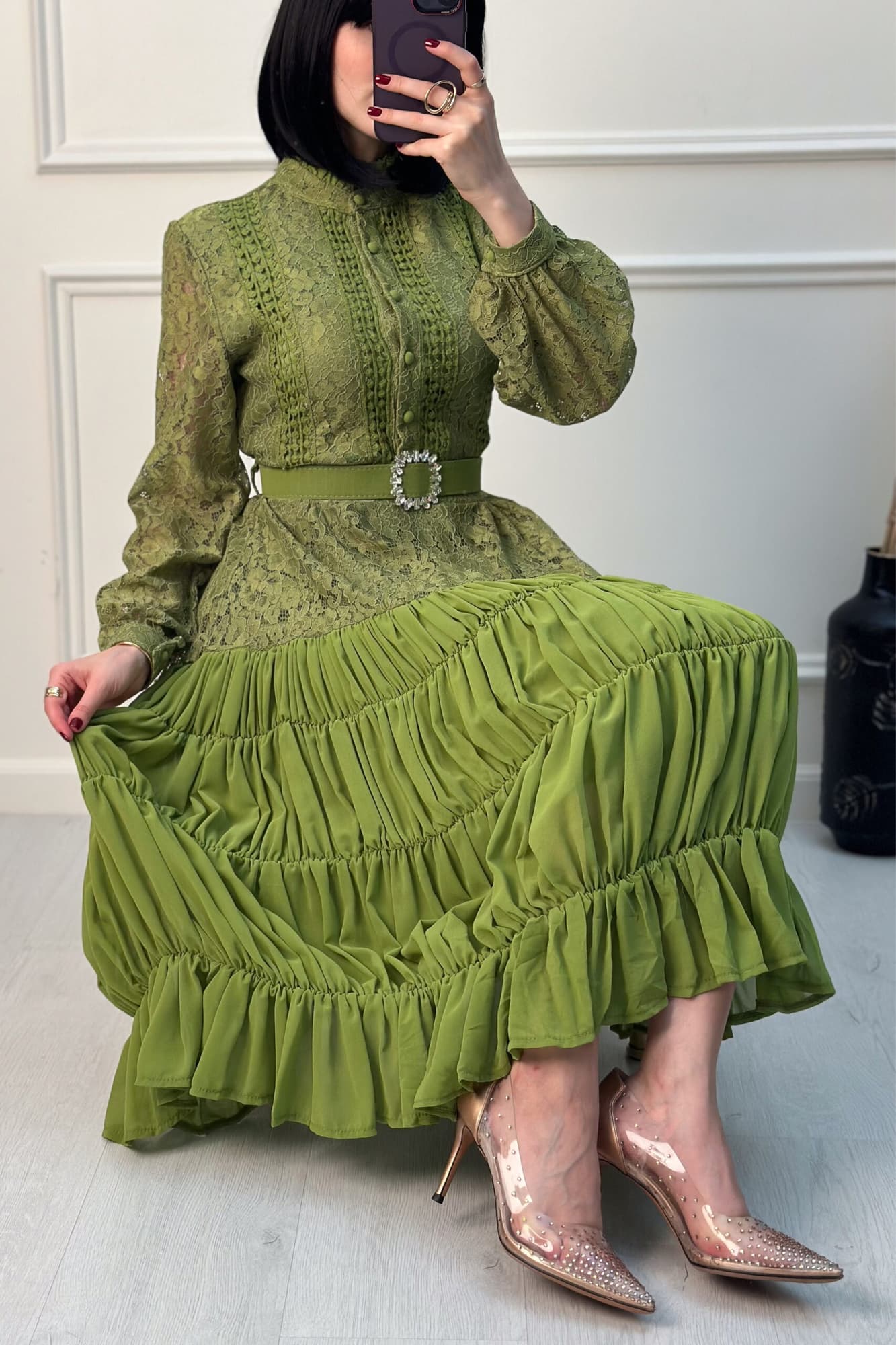 فستان ميدي أنيق بياقة عالية من خامة الدانتيل