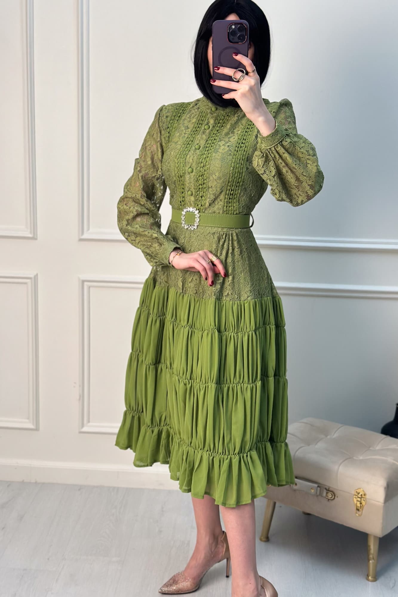 فستان ميدي أنيق بياقة عالية من خامة الدانتيل