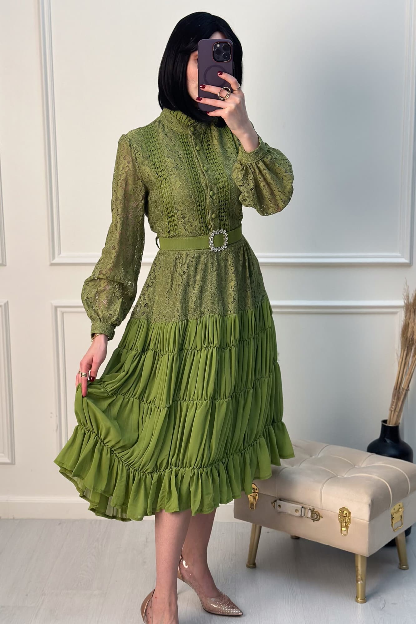 فستان ميدي أنيق بياقة عالية من خامة الدانتيل