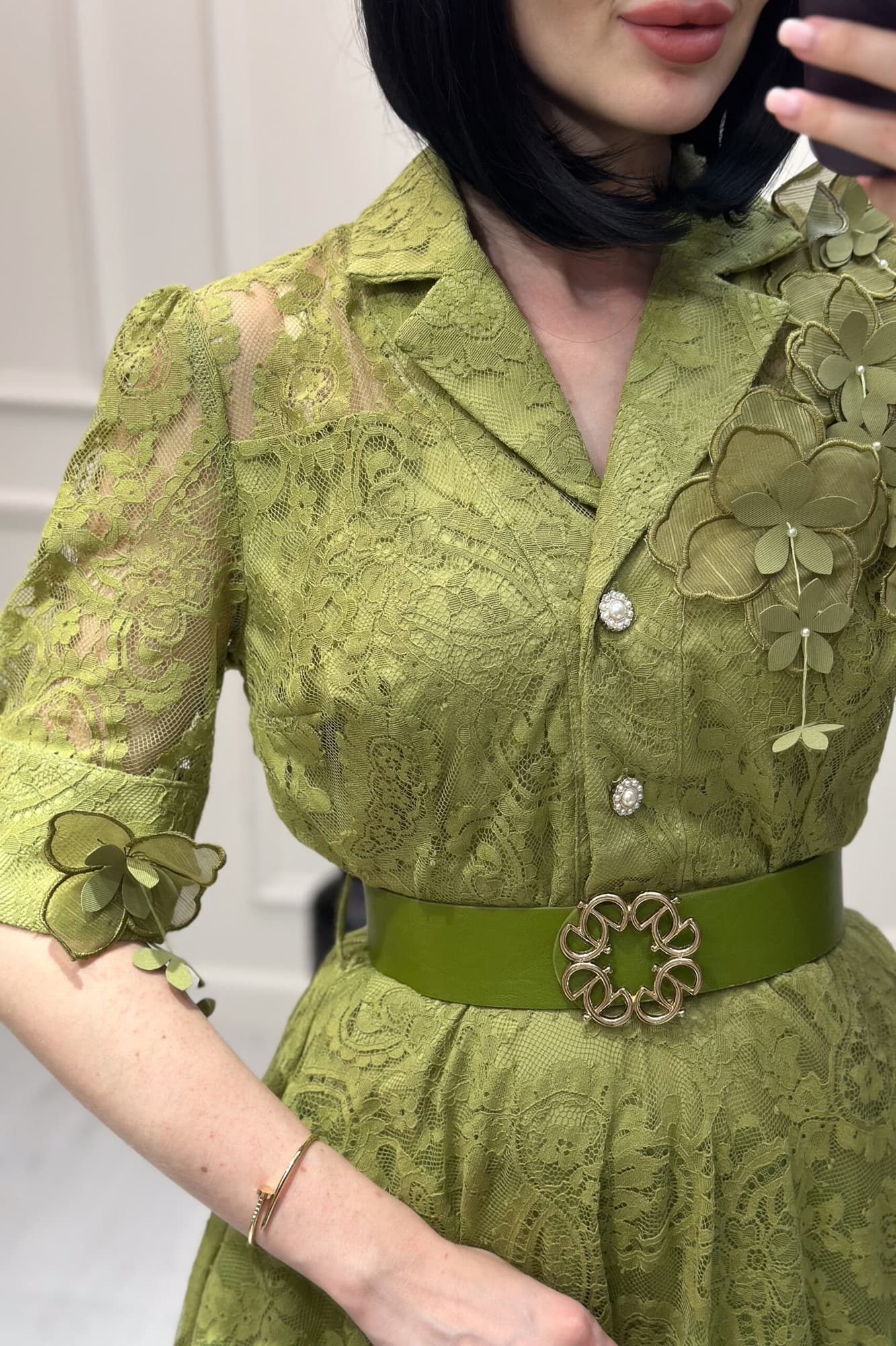 فستان ميدي من خامة الدانتيل مزين بورود