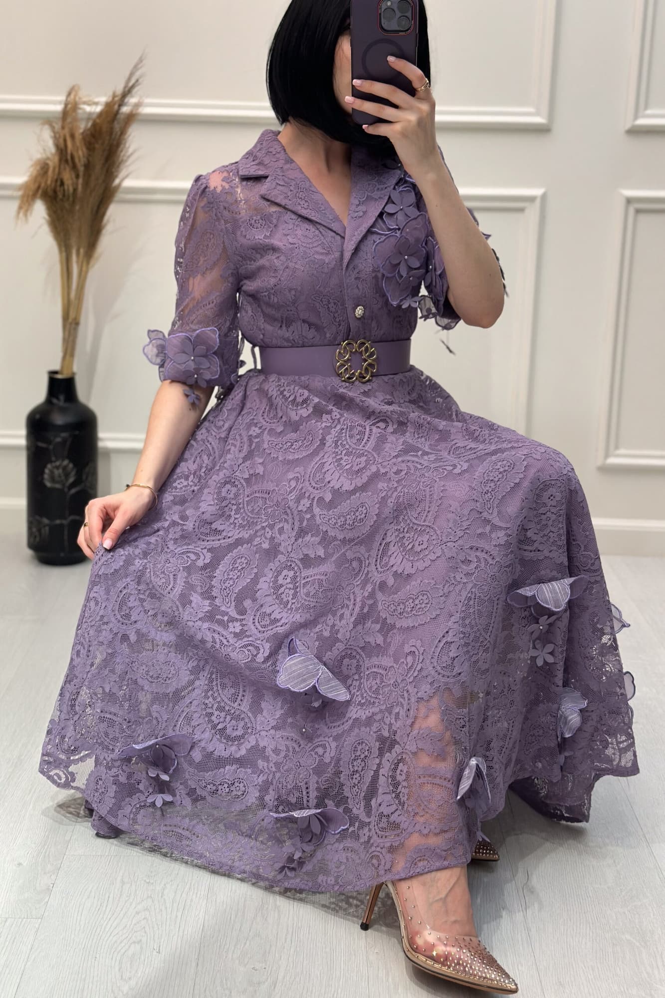 فستان ميدي من خامة الدانتيل مزين بورود