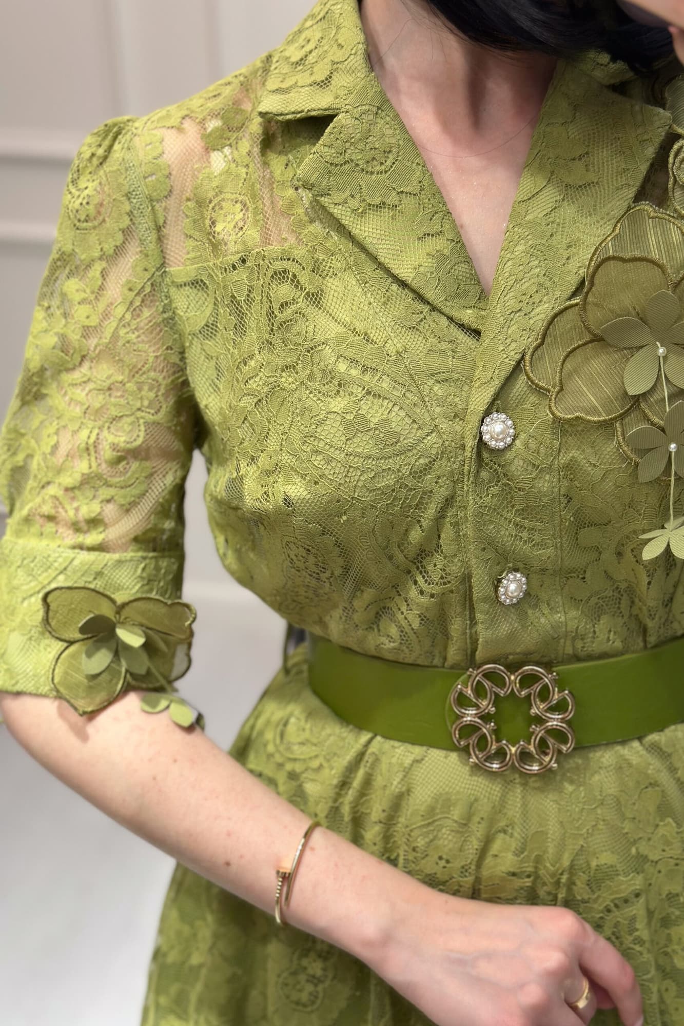 فستان ميدي من خامة الدانتيل مزين بورود