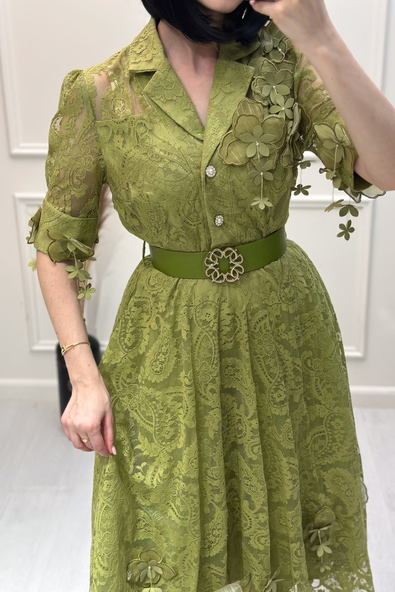 فستان ميدي من خامة الدانتيل مزين بورود