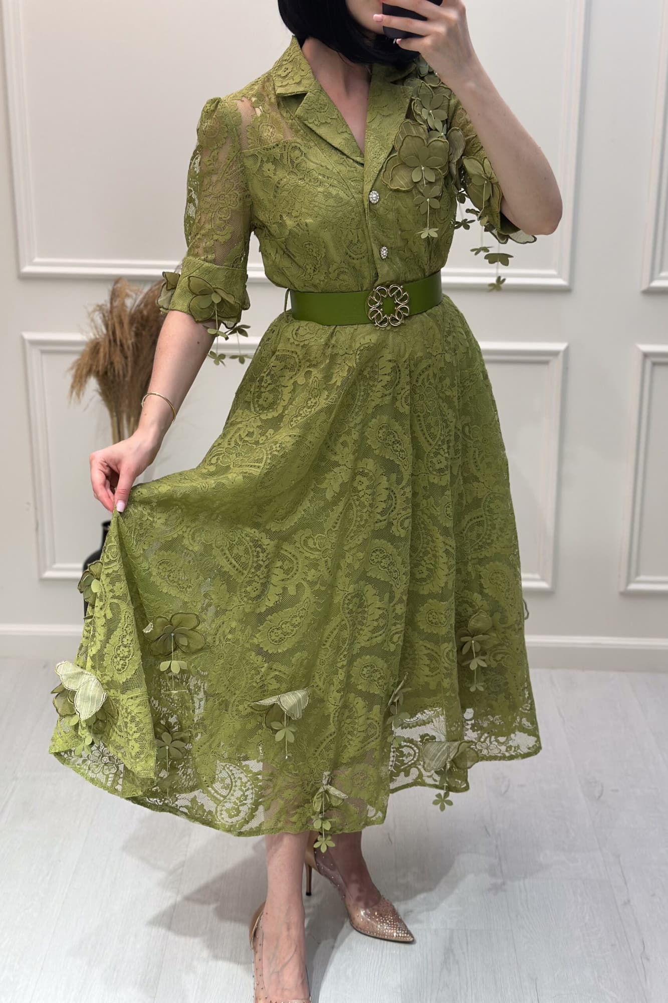 فستان ميدي من خامة الدانتيل مزين بورود