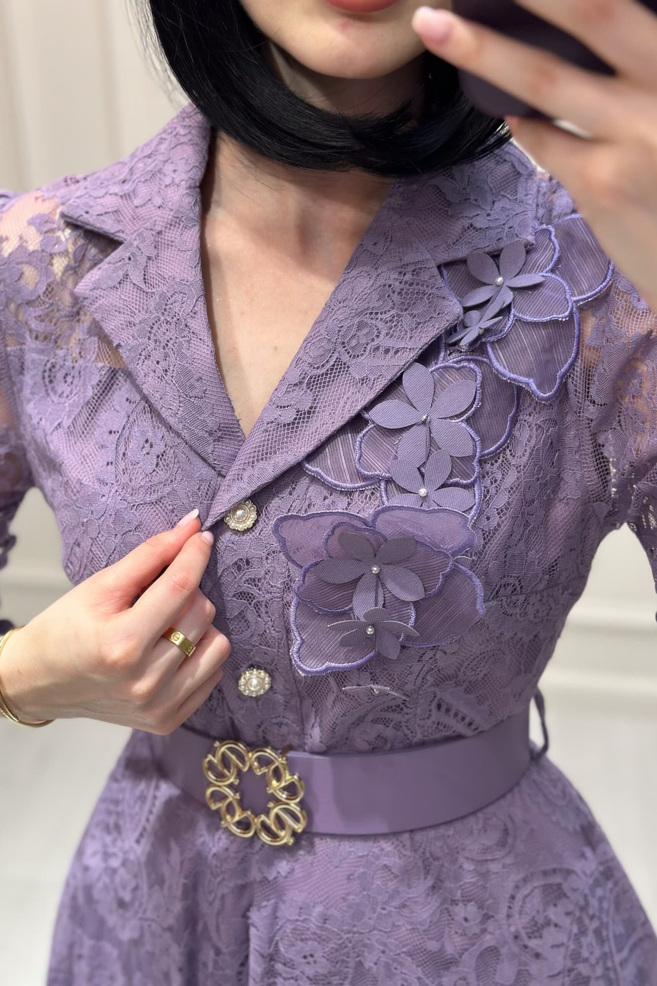 فستان ميدي من خامة الدانتيل مزين بورود