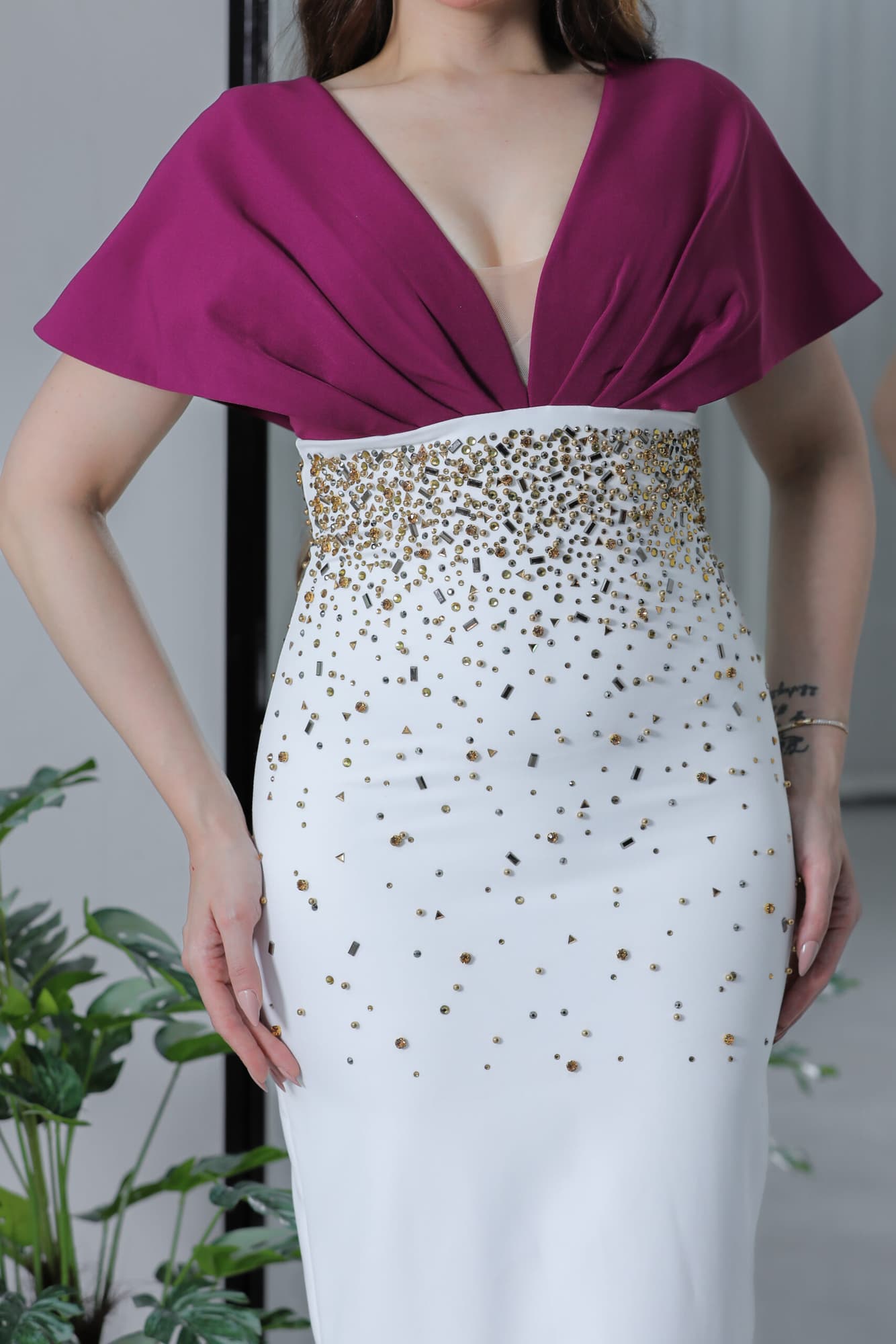 فستان ماسك بخرز فضي ذهبي بقصه صدر فراشة روز