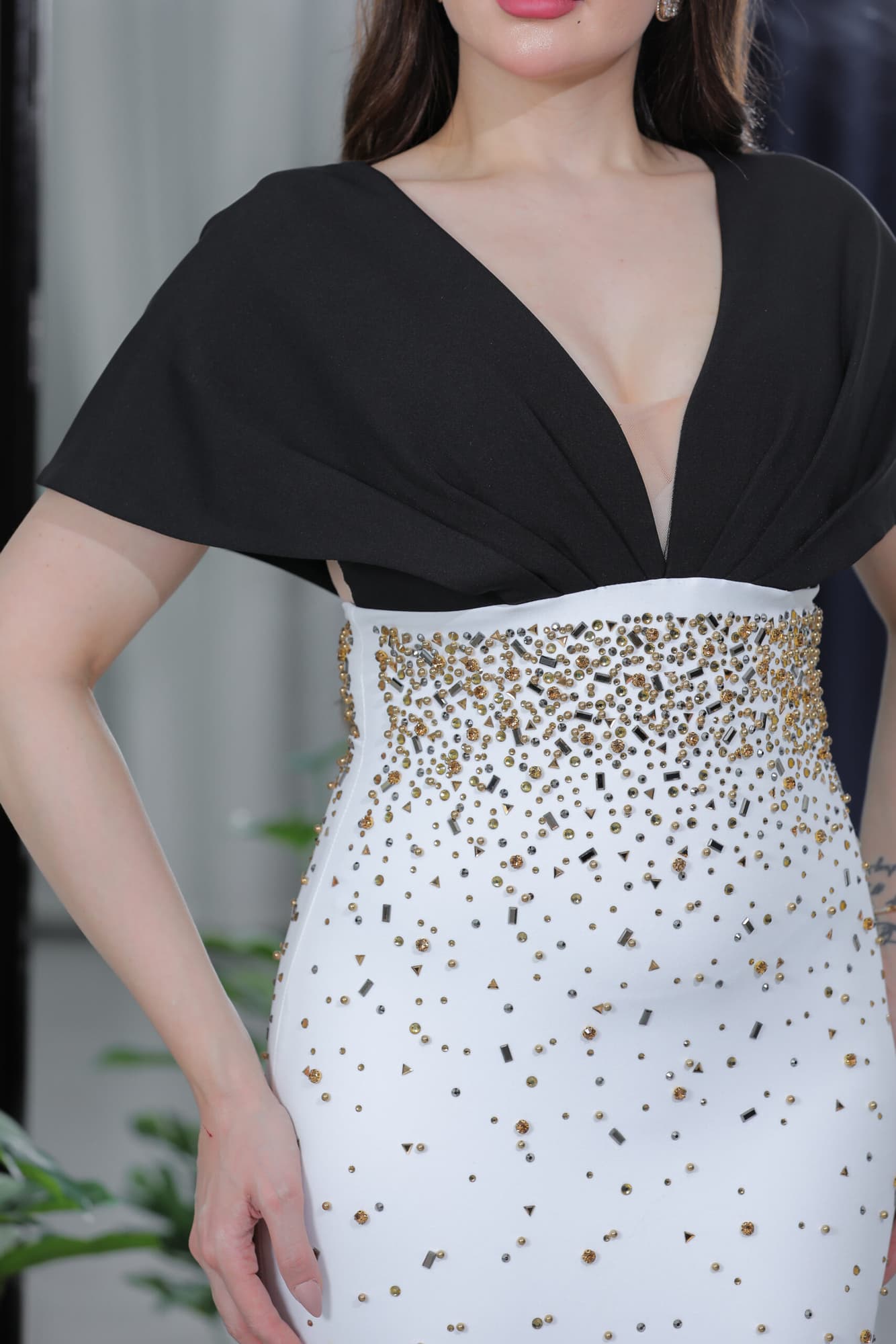 فستان ماسك بخرز فضي ذهبي بقصه صدر فراشة اسود