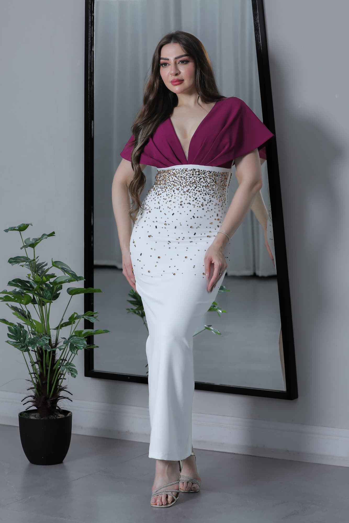 فستان ماسك بخرز فضي ذهبي بقصه صدر فراشة