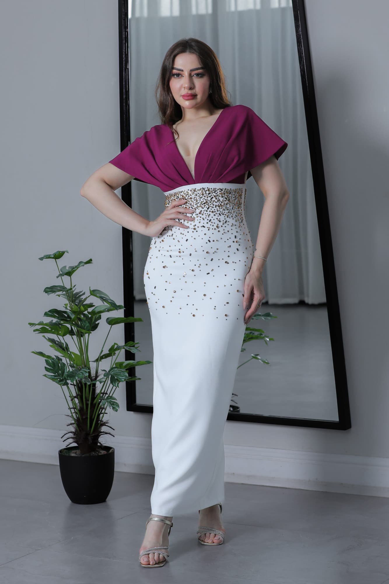 فستان ماسك بخرز فضي ذهبي بقصه صدر فراشة