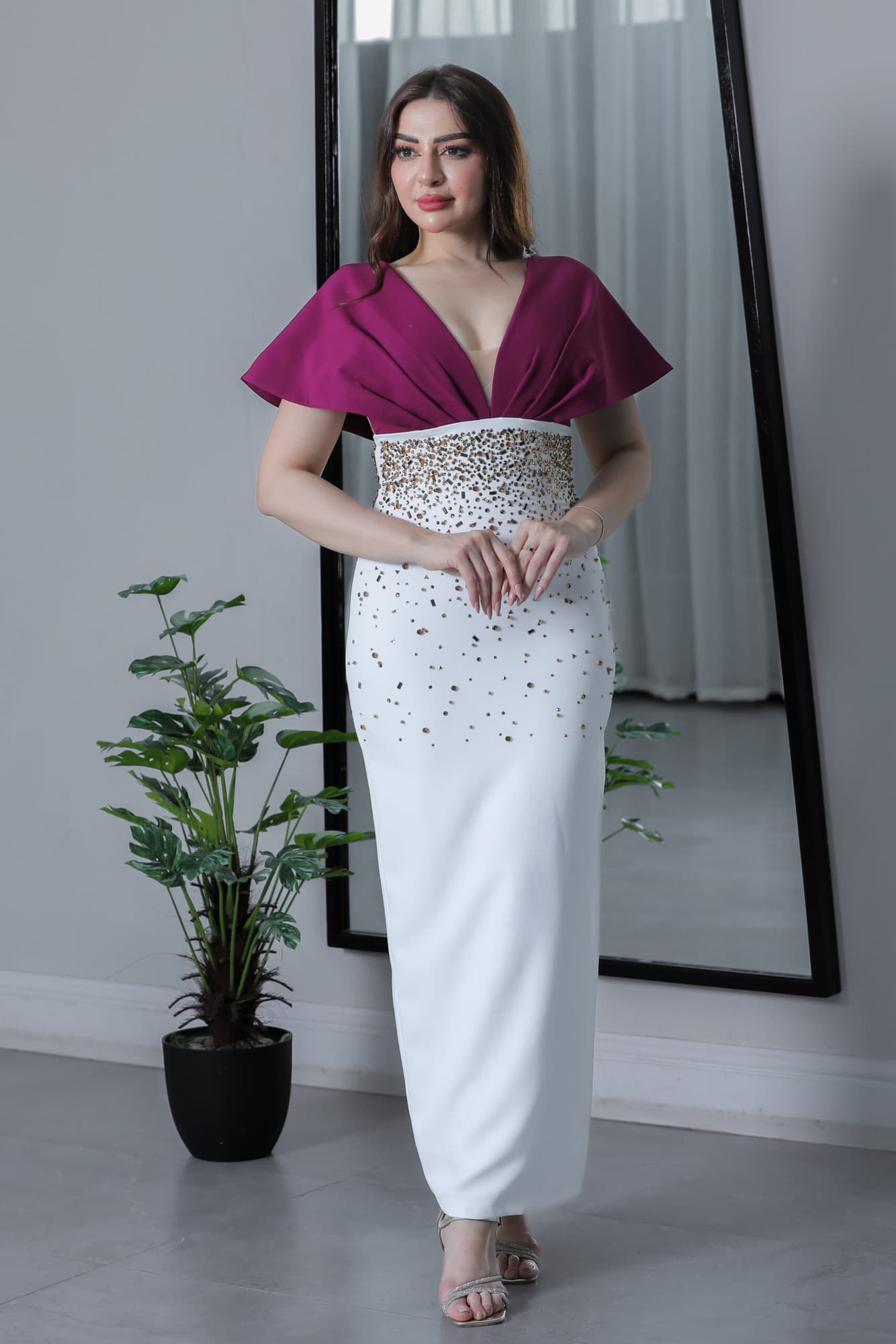 فستان ماسك بخرز فضي ذهبي بقصه صدر فراشة