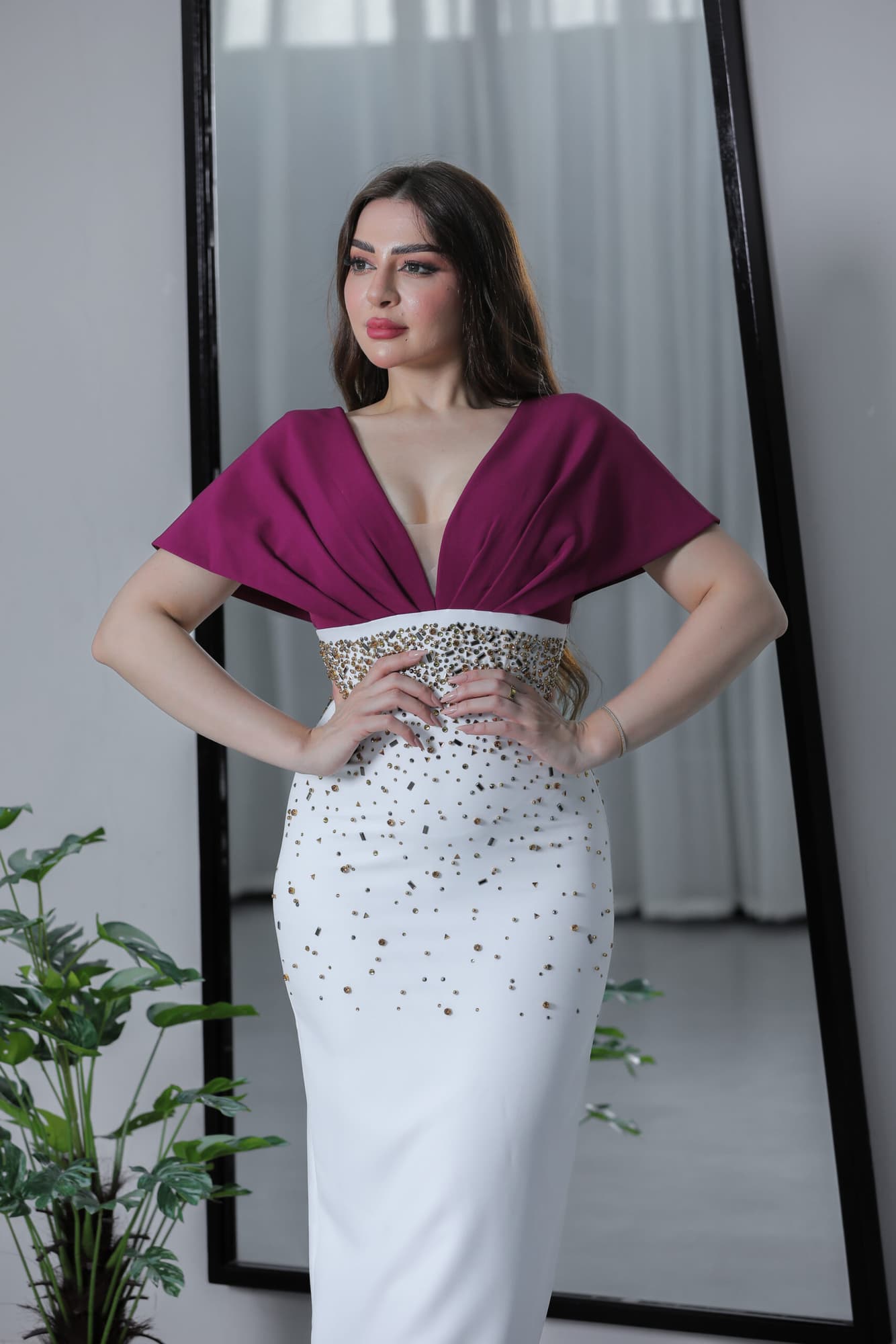 فستان ماسك بخرز فضي ذهبي بقصه صدر فراشة