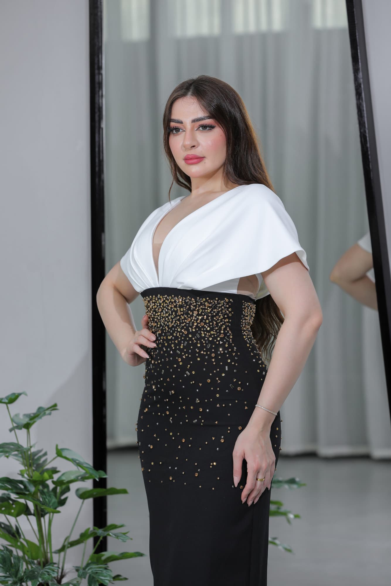 فستان ماسك بخرز فضي ذهبي بقصه صدر فراشة