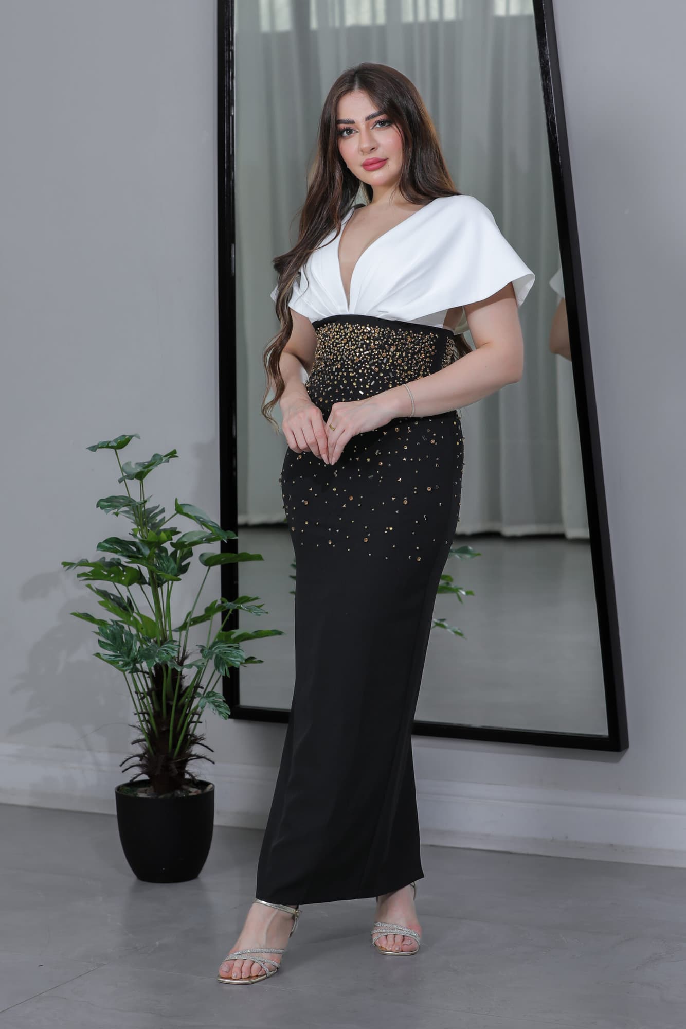 فستان ماسك بخرز فضي ذهبي بقصه صدر فراشة