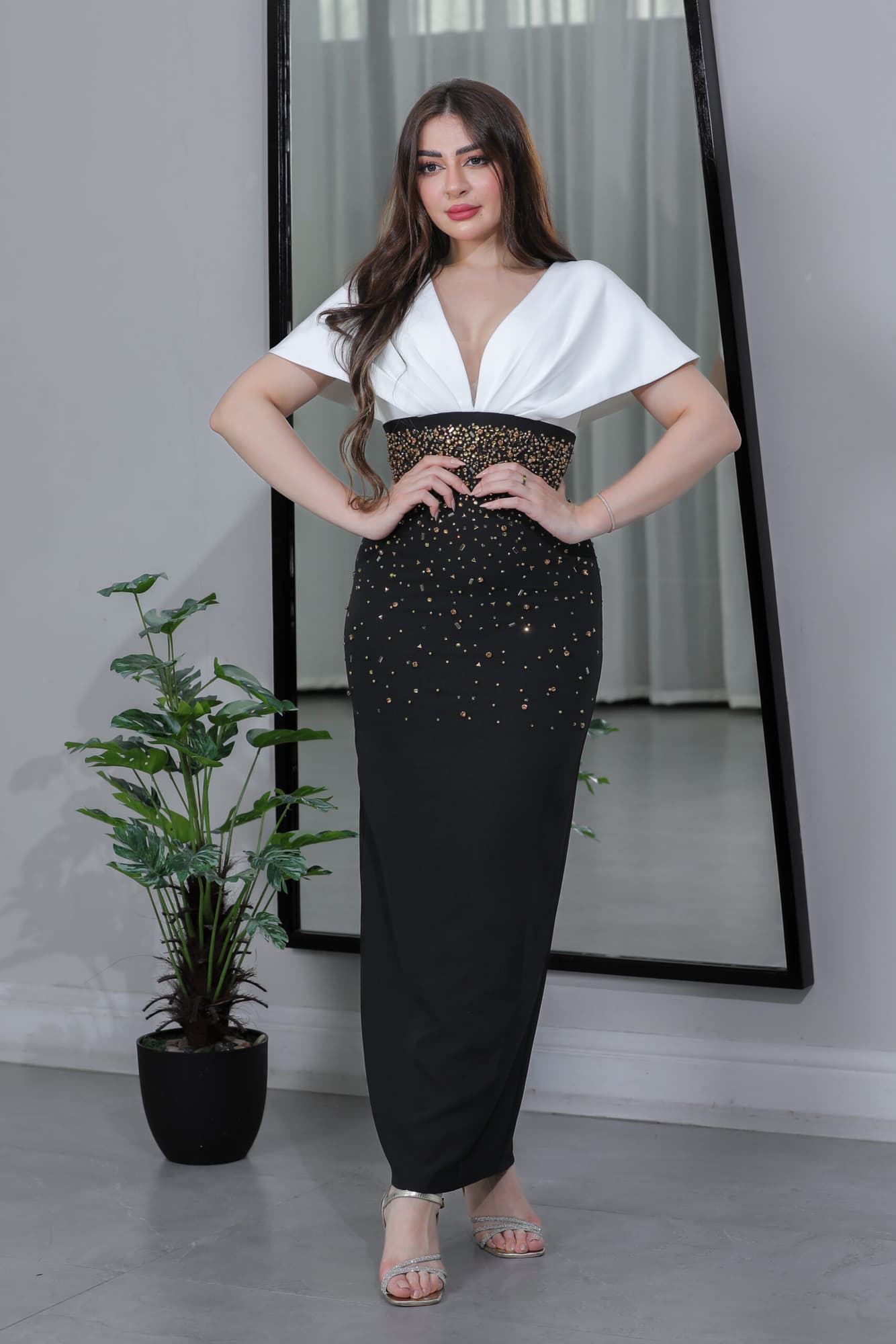 فستان ماسك بخرز فضي ذهبي بقصه صدر فراشة