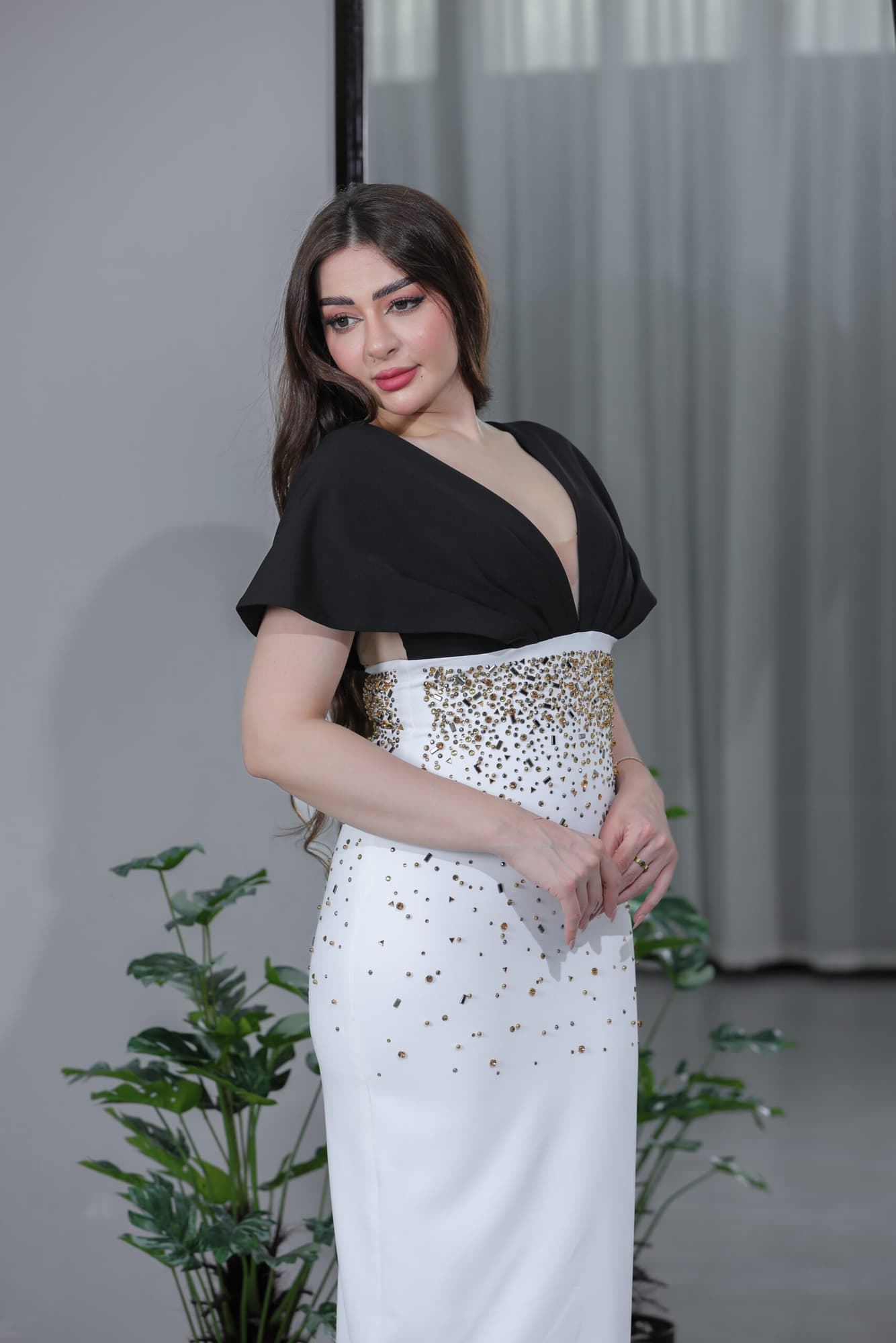 فستان ماسك بخرز فضي ذهبي بقصه صدر فراشة