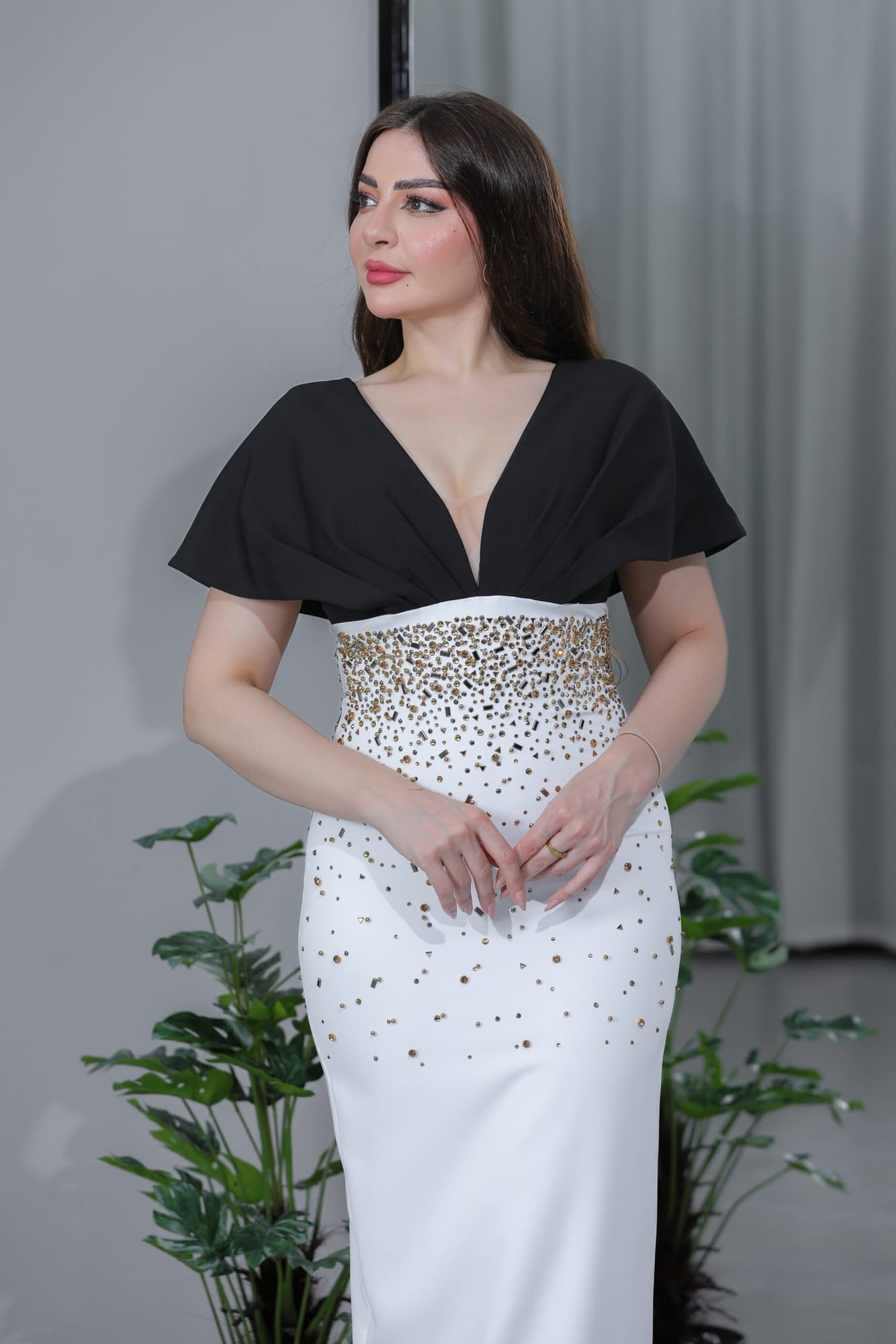 فستان ماسك بخرز فضي ذهبي بقصه صدر فراشة